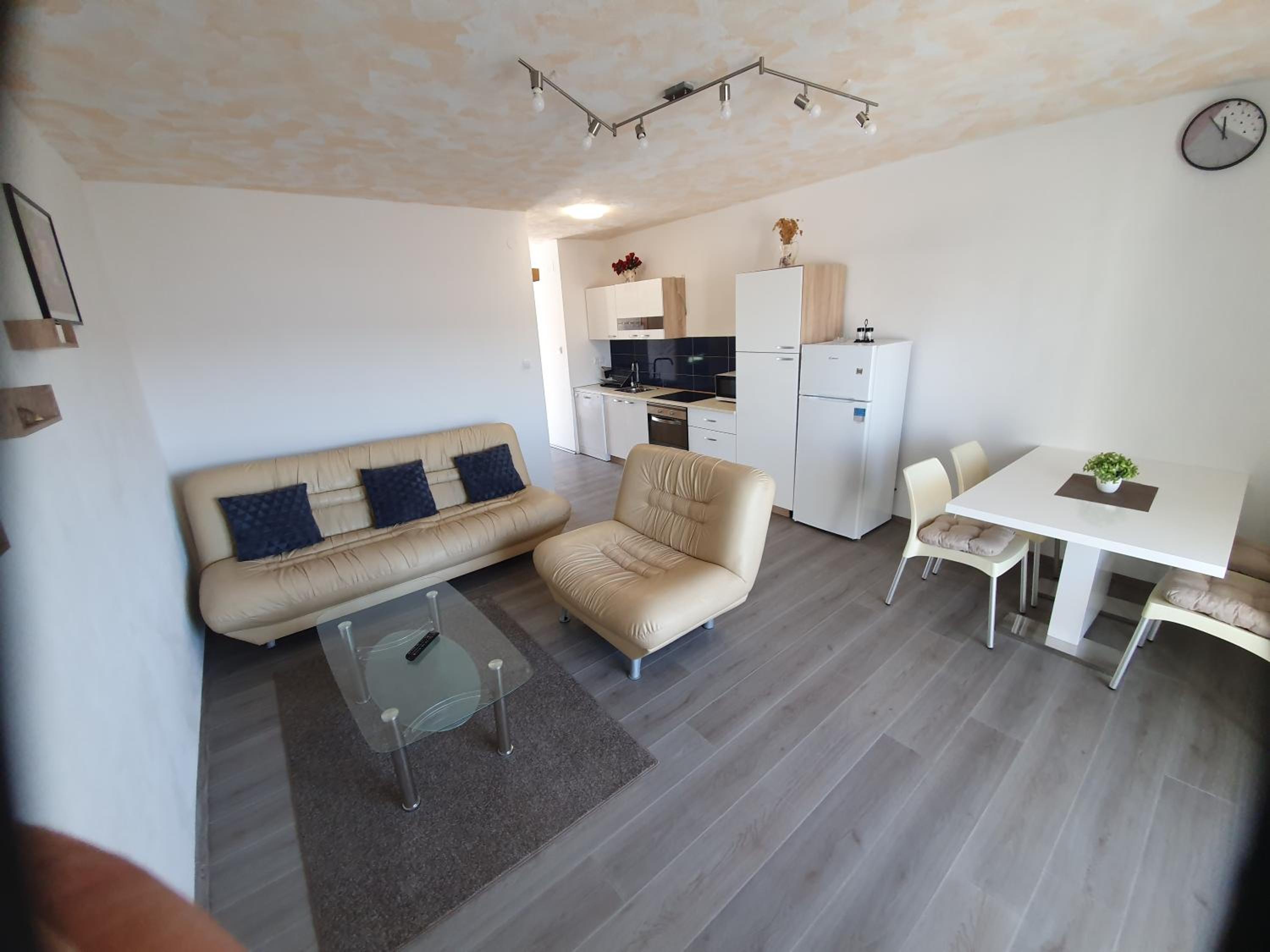 One-Bedroom Apartment - Photo 2
