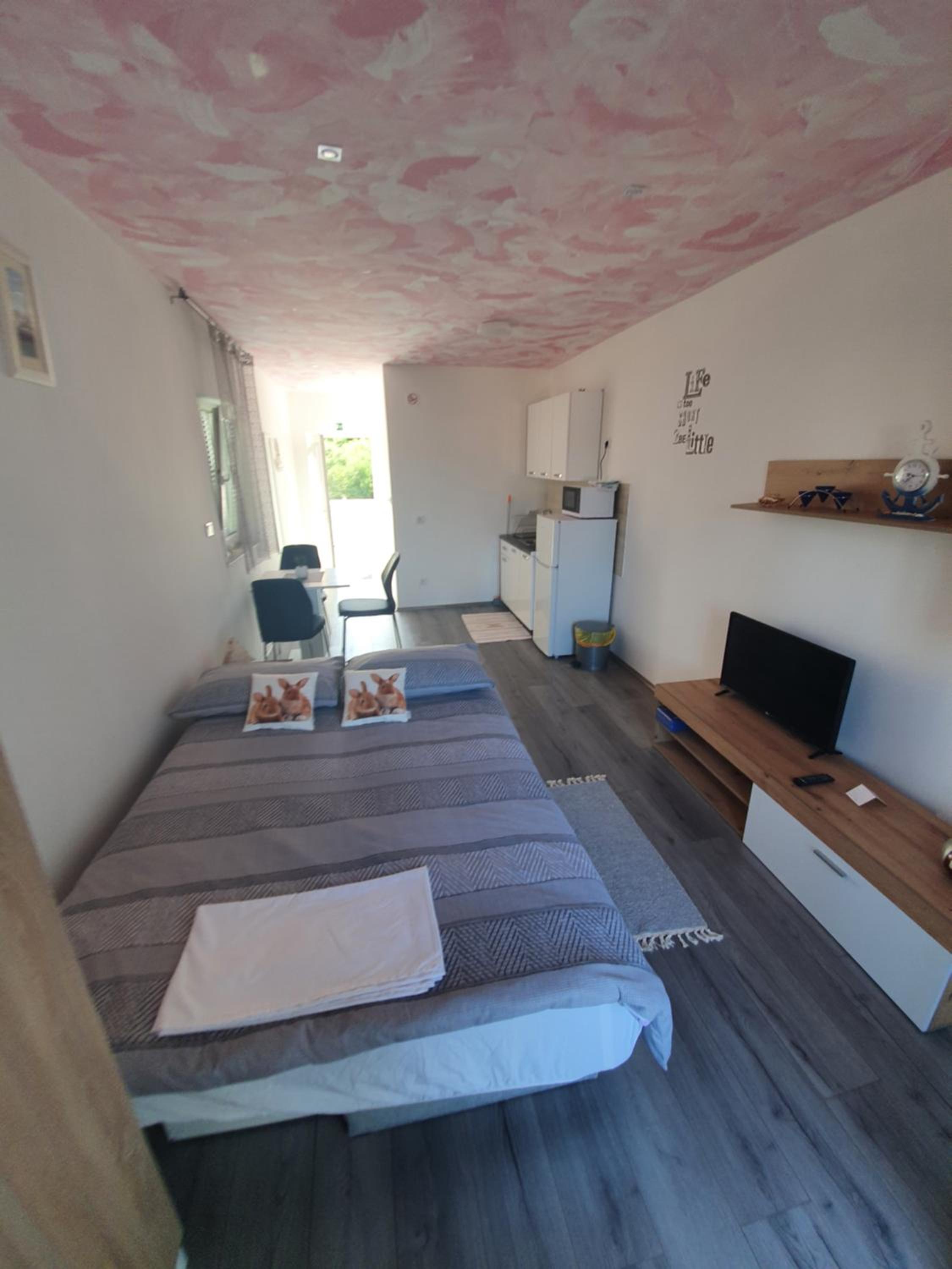 One-Bedroom Apartment photo 1