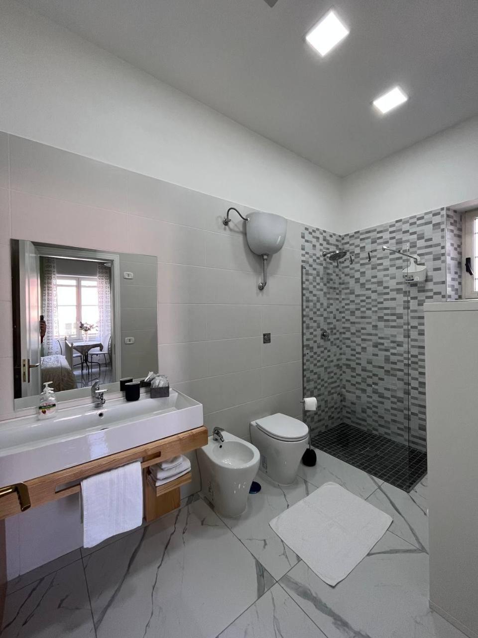 Deluxe Double Room - Photo 9