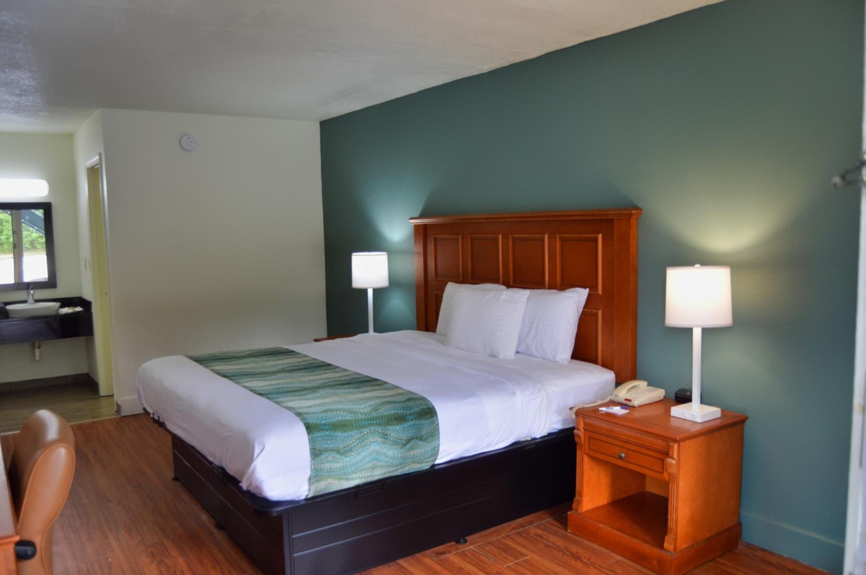 1 King Bed Non Smoking - Photo 11