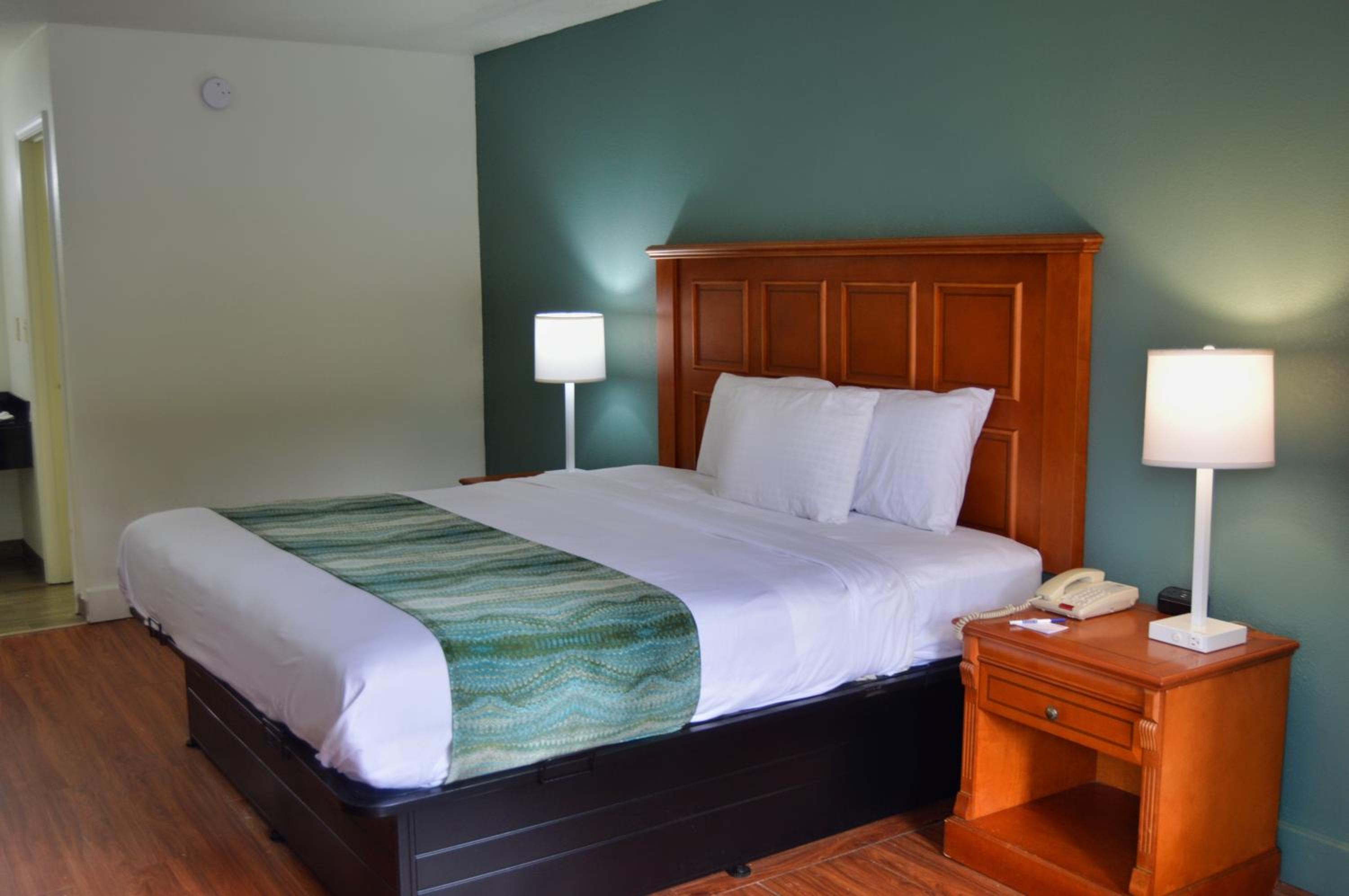 1 King Bed Non Smoking - Photo 16