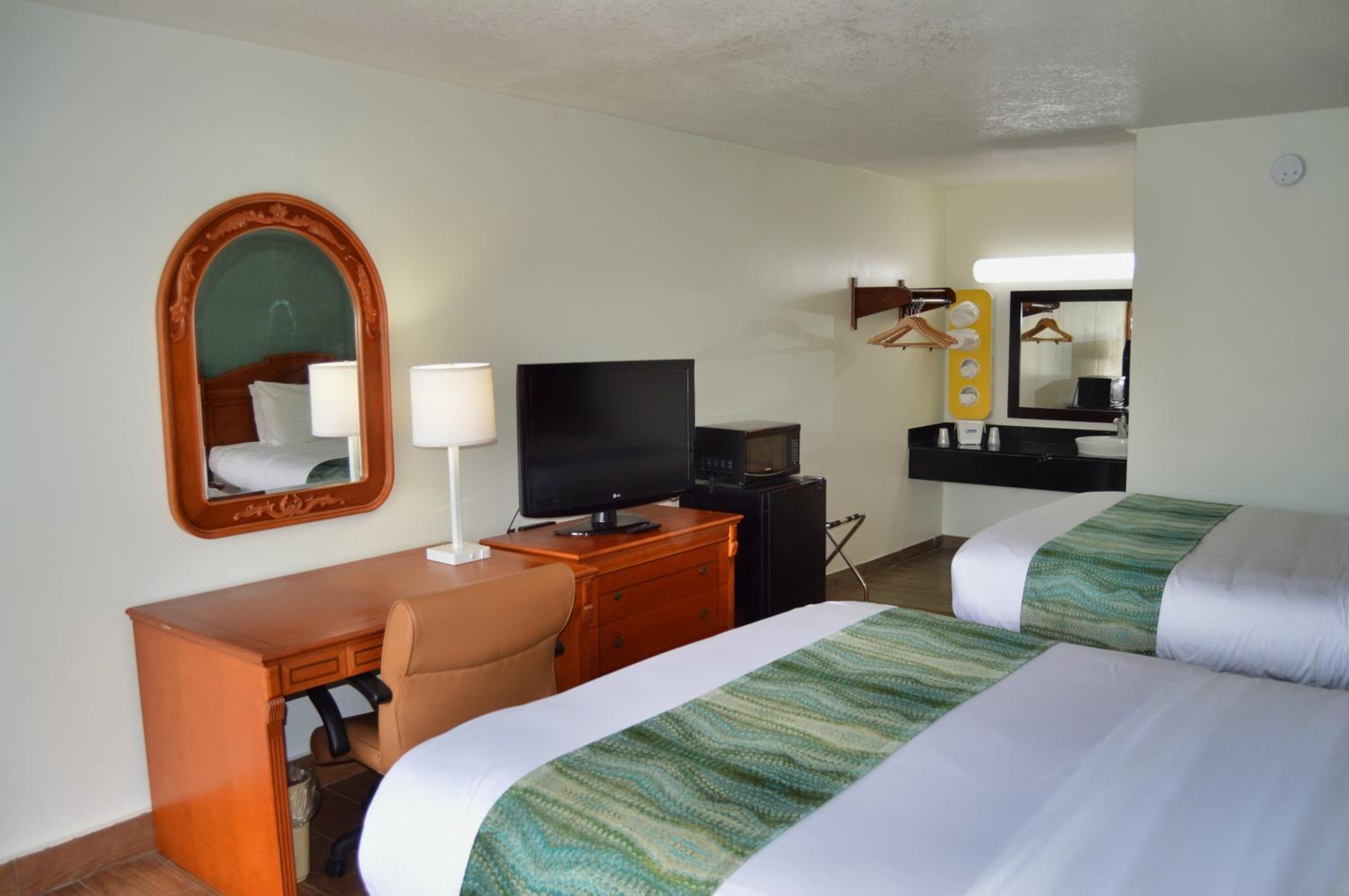 2 Queen Beds Non Smoking - Photo 1