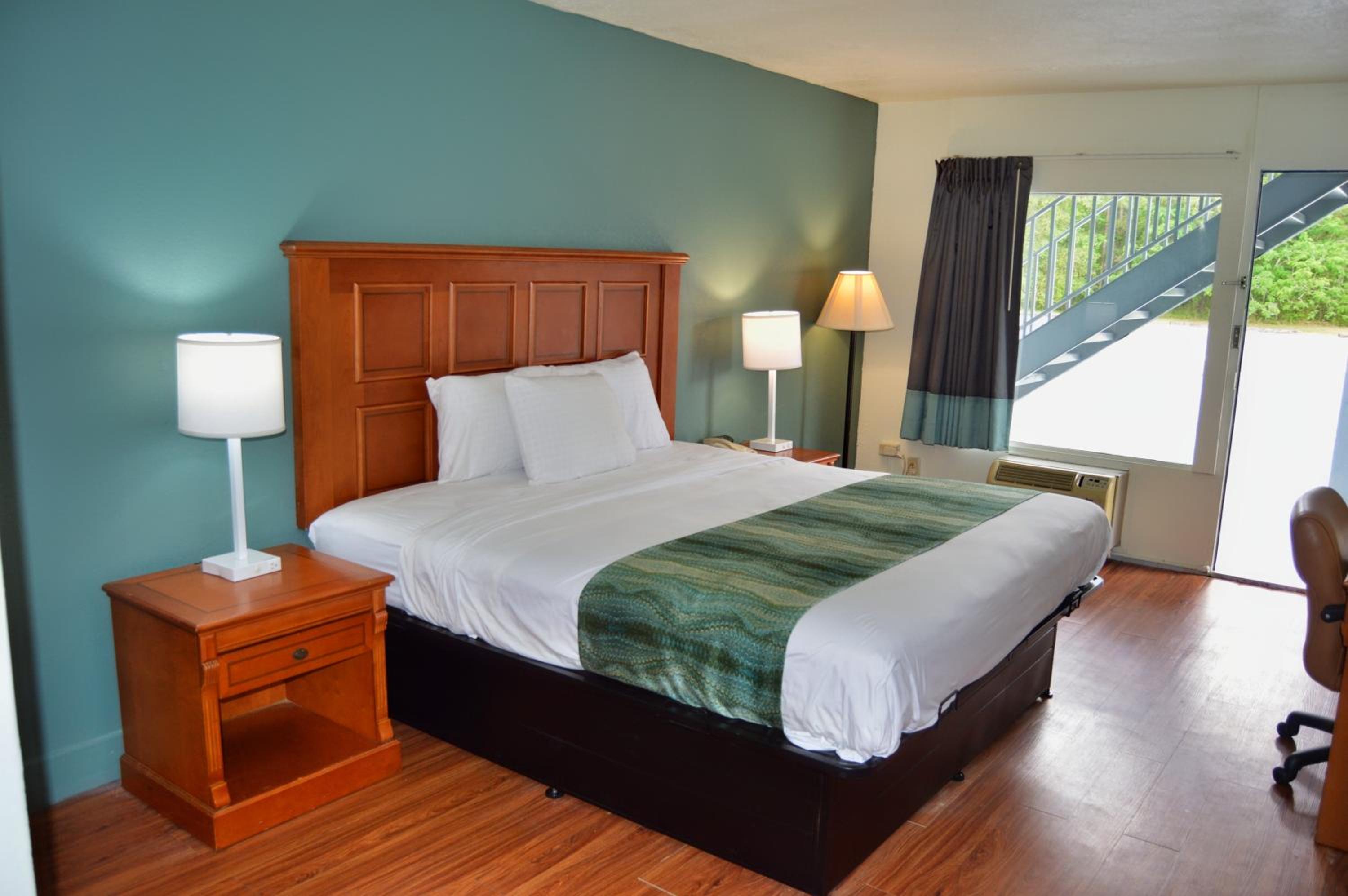 1 King Bed Non Smoking - Photo 1