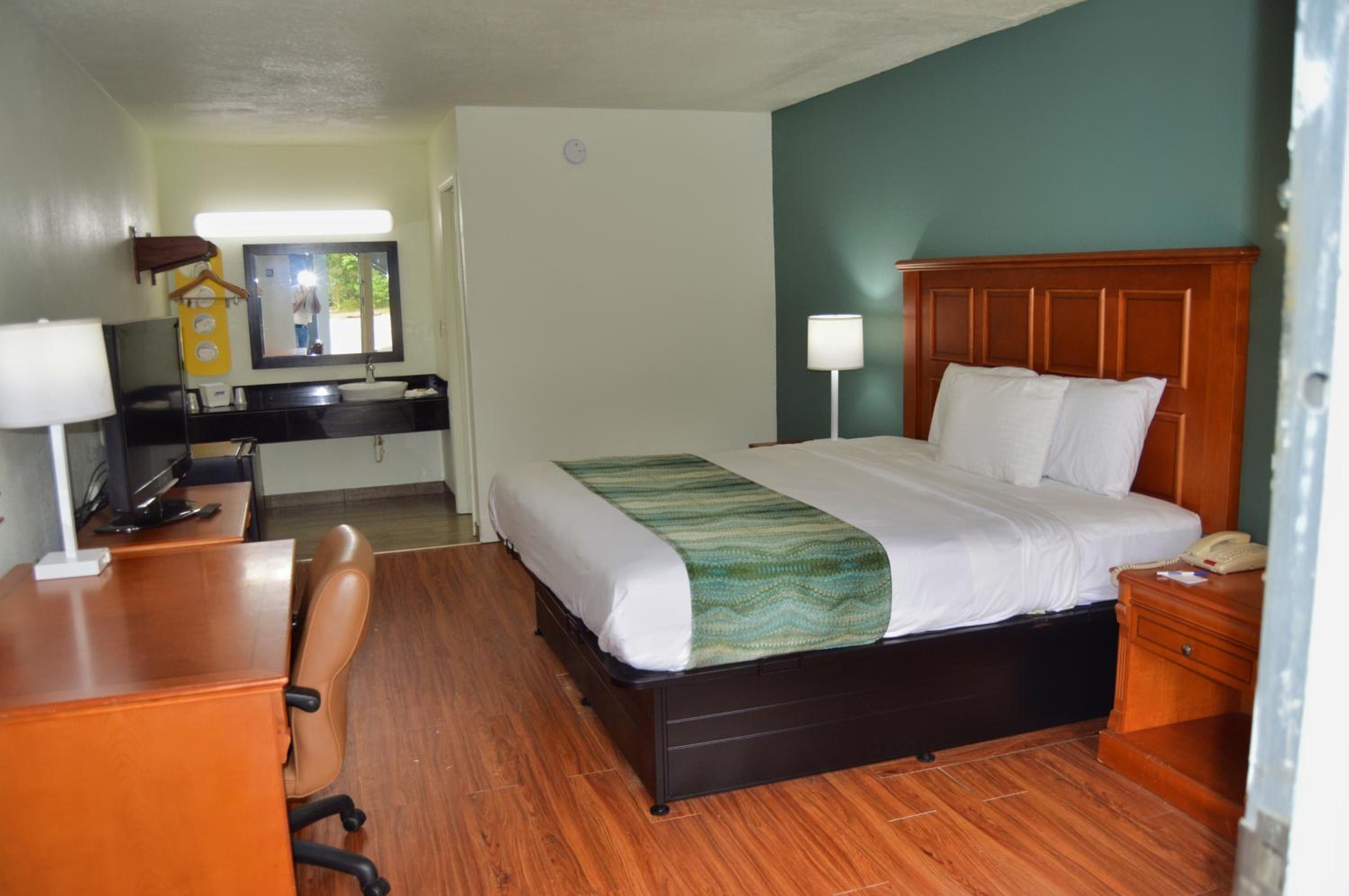 1 King Bed Non Smoking - Photo 13