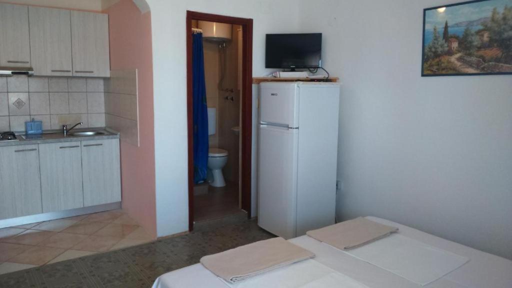 One-Bedroom Apartment - Photo 2