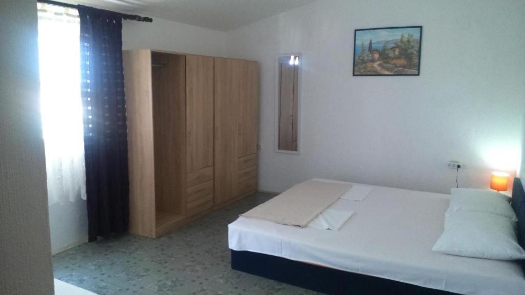 One-Bedroom Apartment - Photo 3