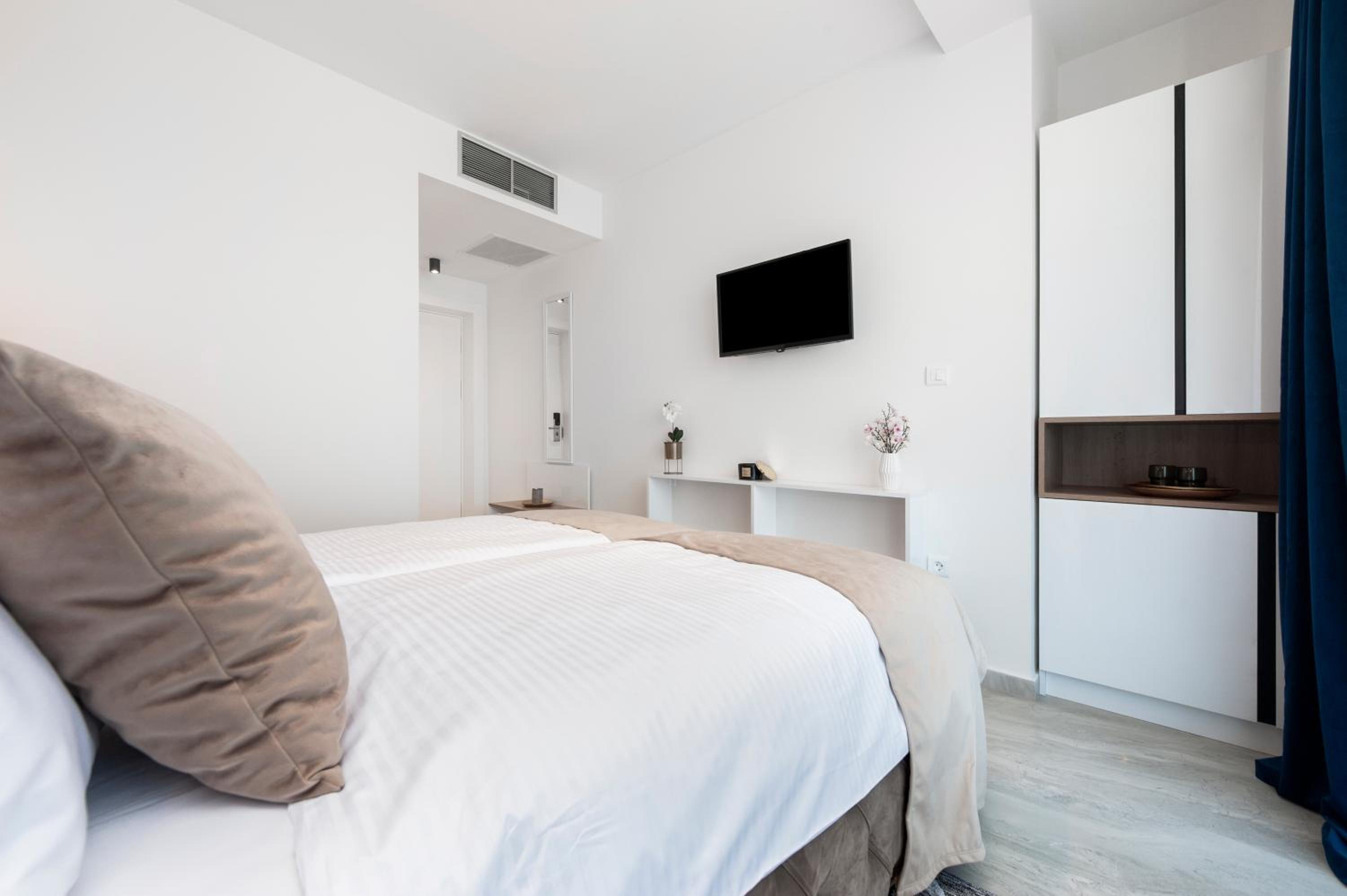 Deluxe Double Room with Balcony and Sea View - Photo 6