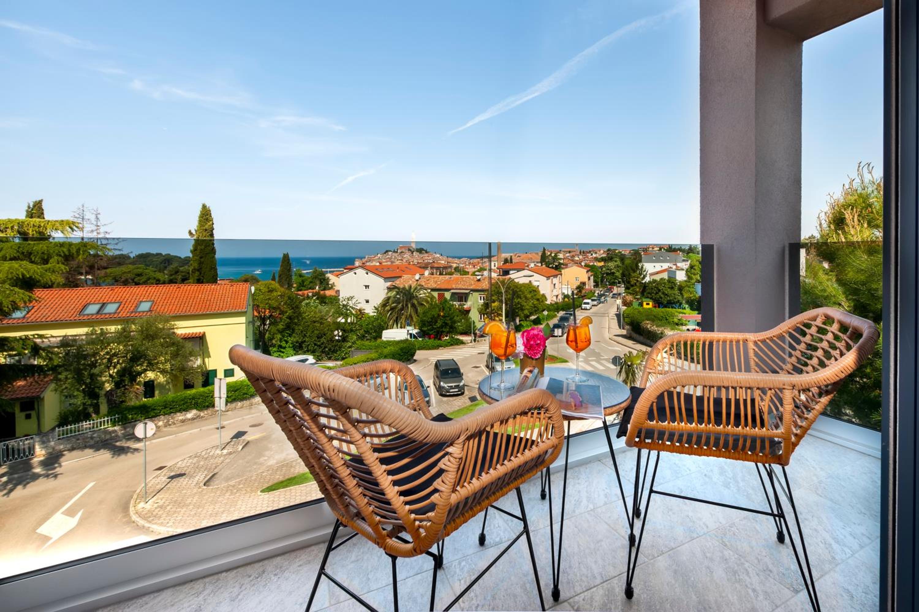 Deluxe Double Room with Balcony and Sea View - Photo 11