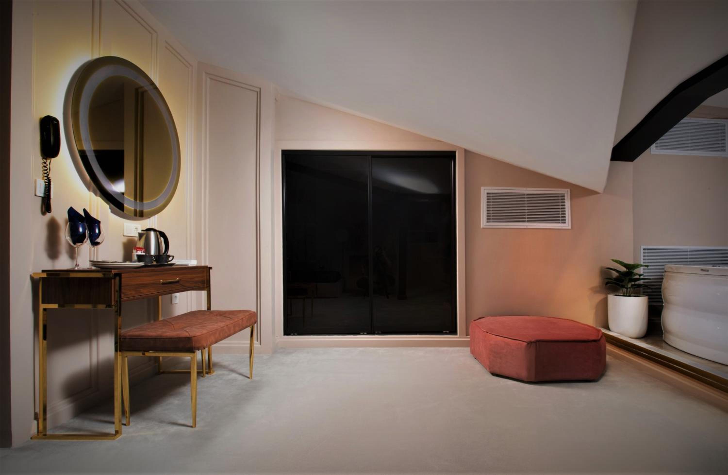 Penthouse Suite with Jaccuzi ~ Fireplace photo 3