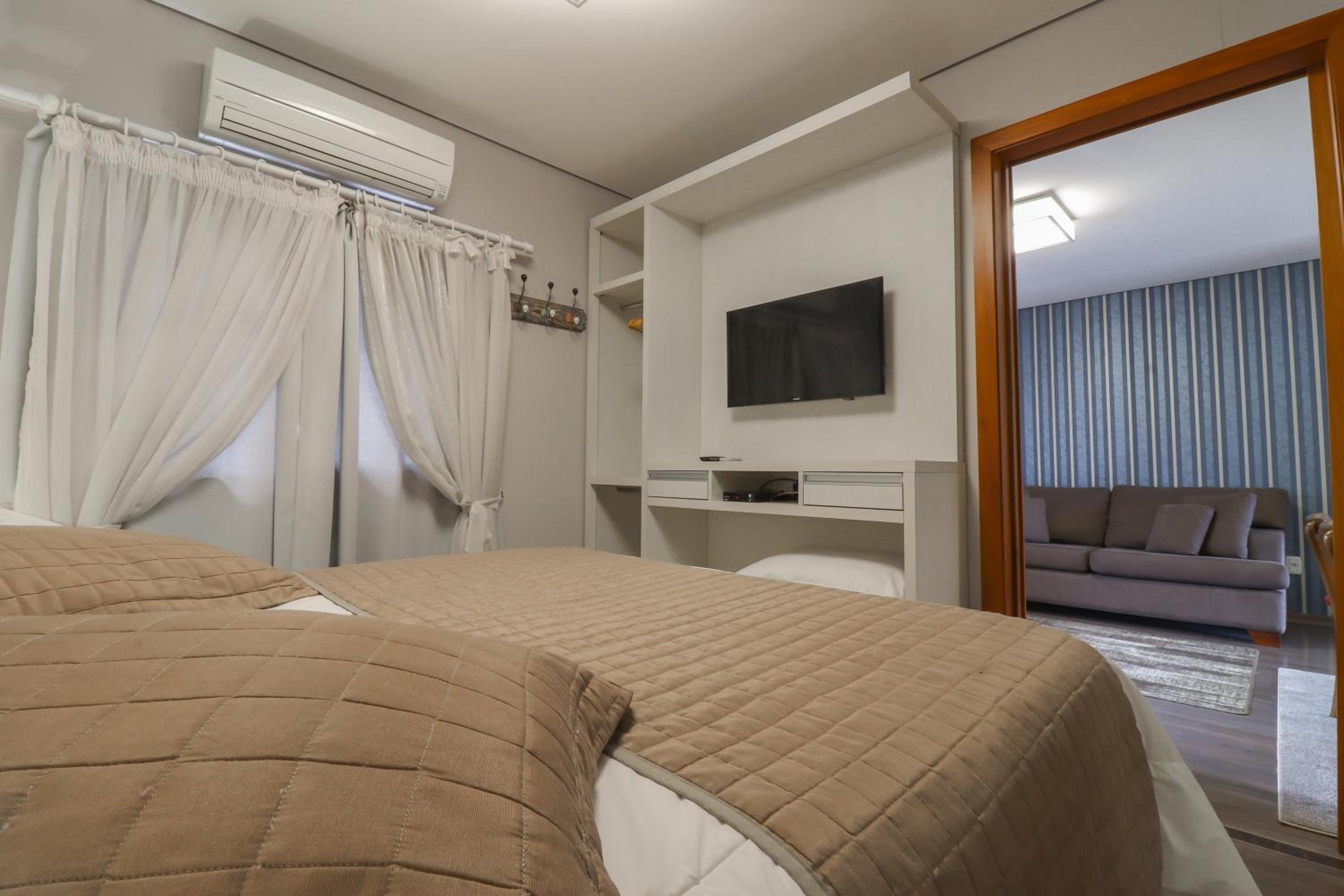 Deluxe Family Room photo 2