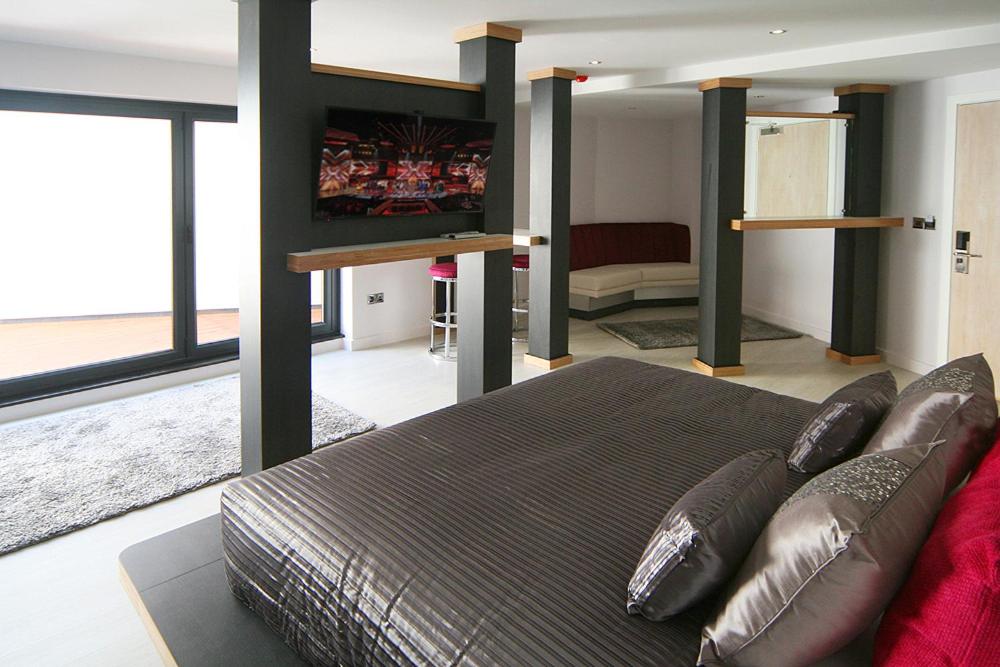 Suite with Hot Tub photo 2