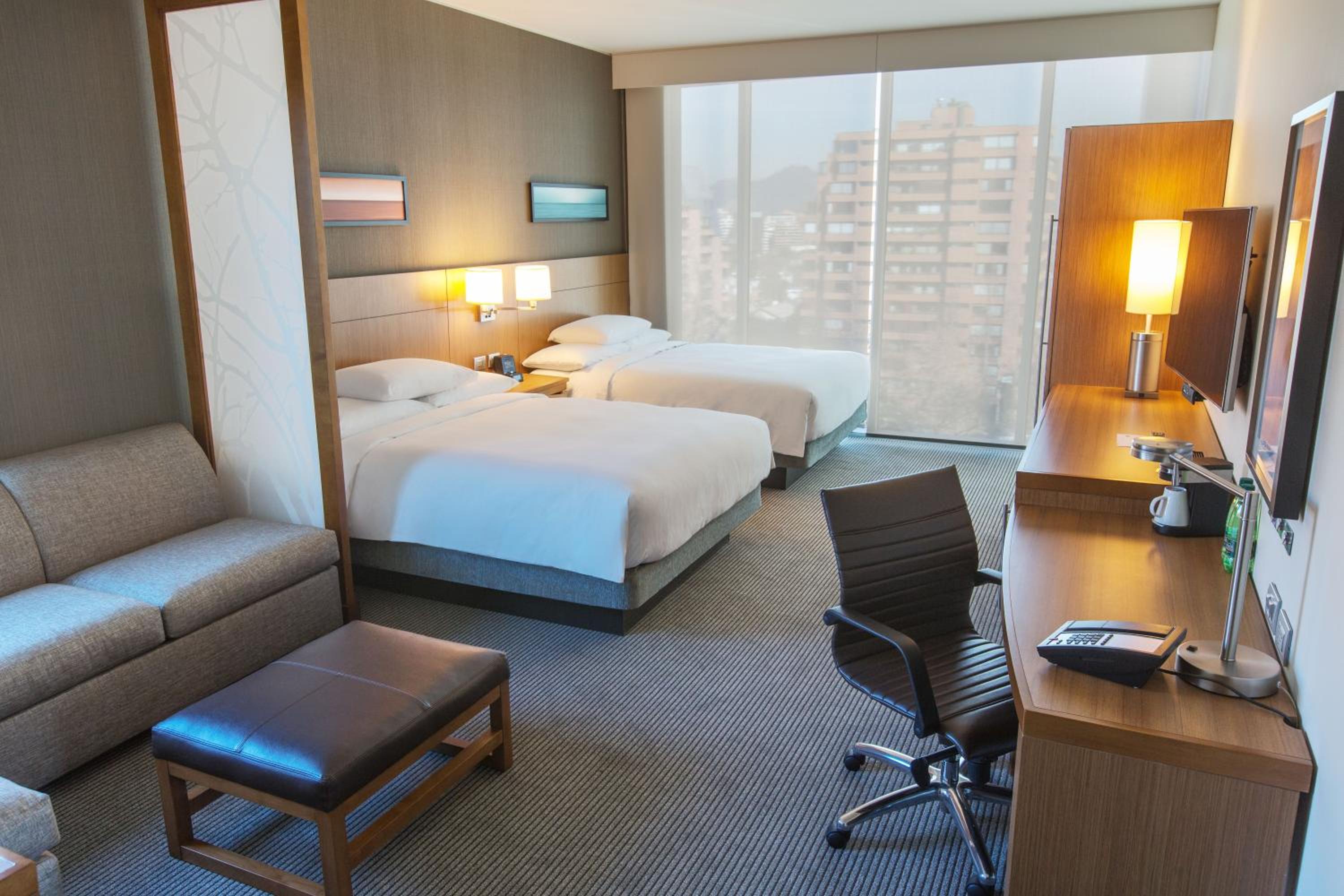 Queen Suite with Two Queen Beds and View photo 2