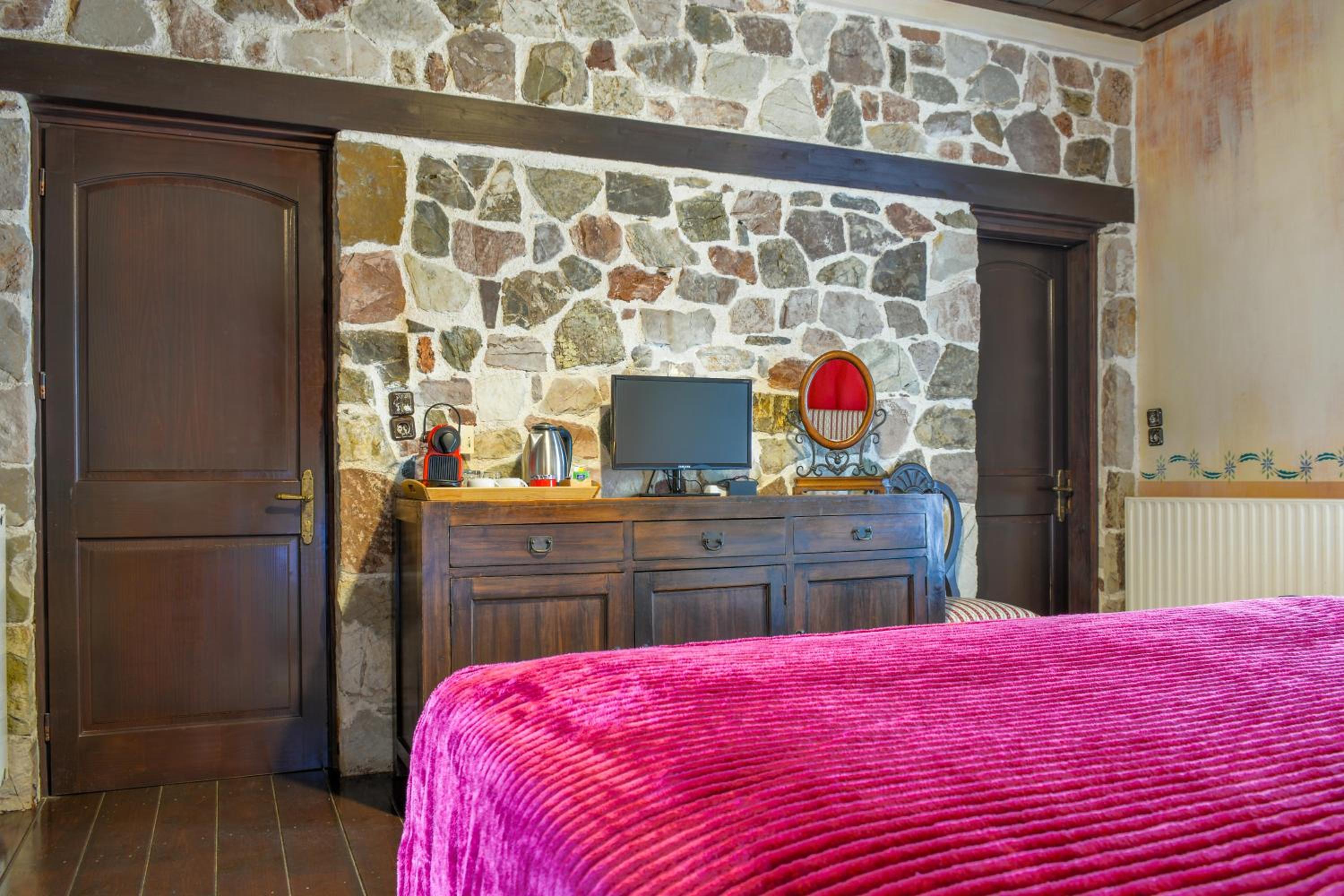 Triple Room with Partial Meteora View - Photo 2
