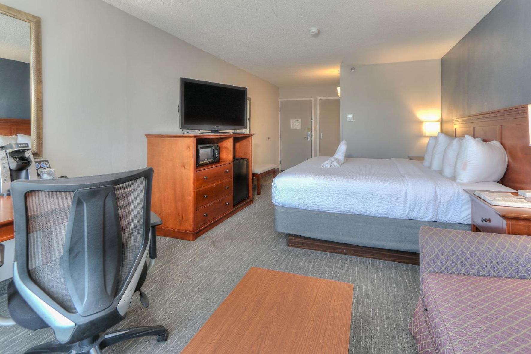 Deluxe King Room with Sofa Bed photo 2