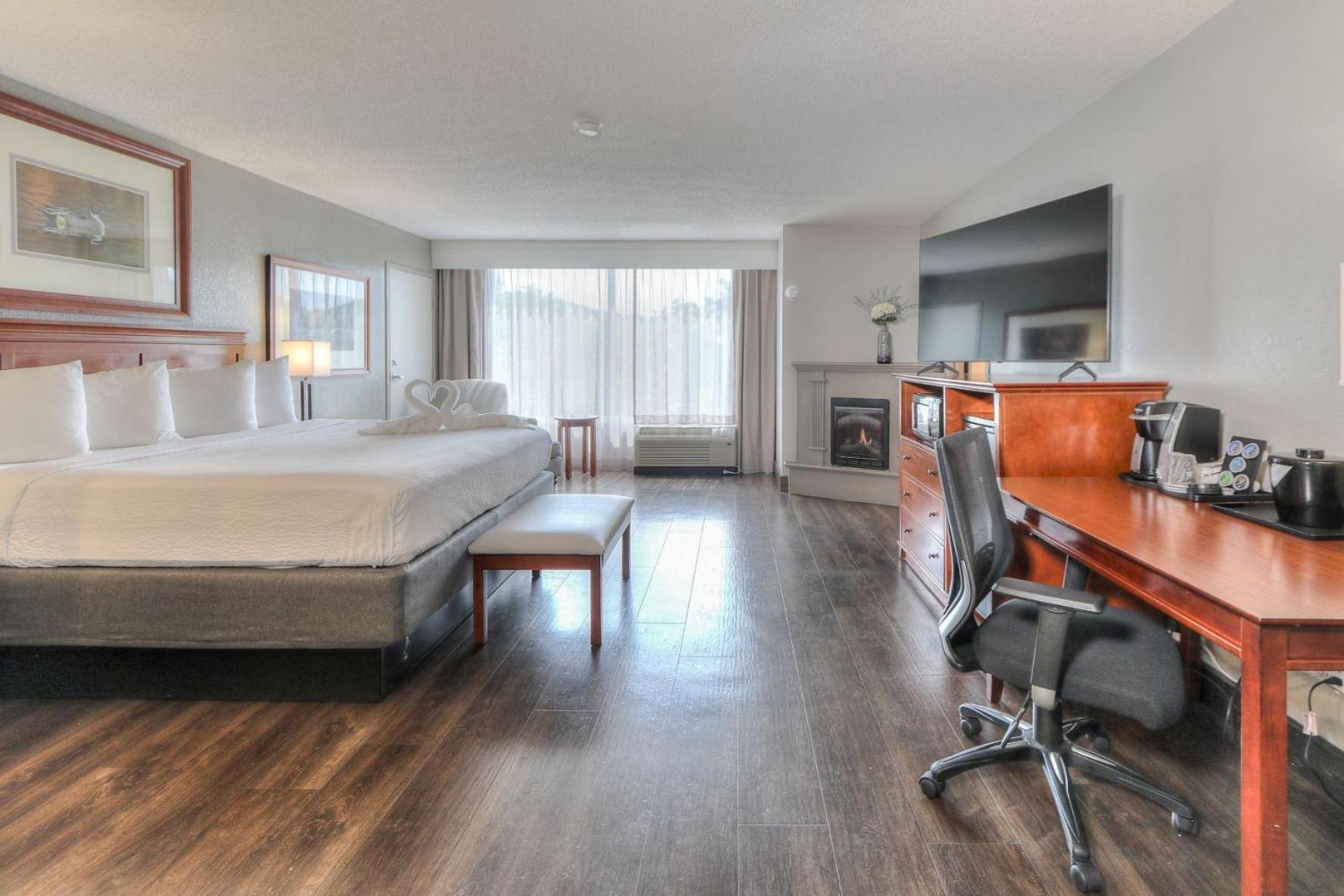 King Room Mini-Suite with Jacuzzi & Fireplace photo 1