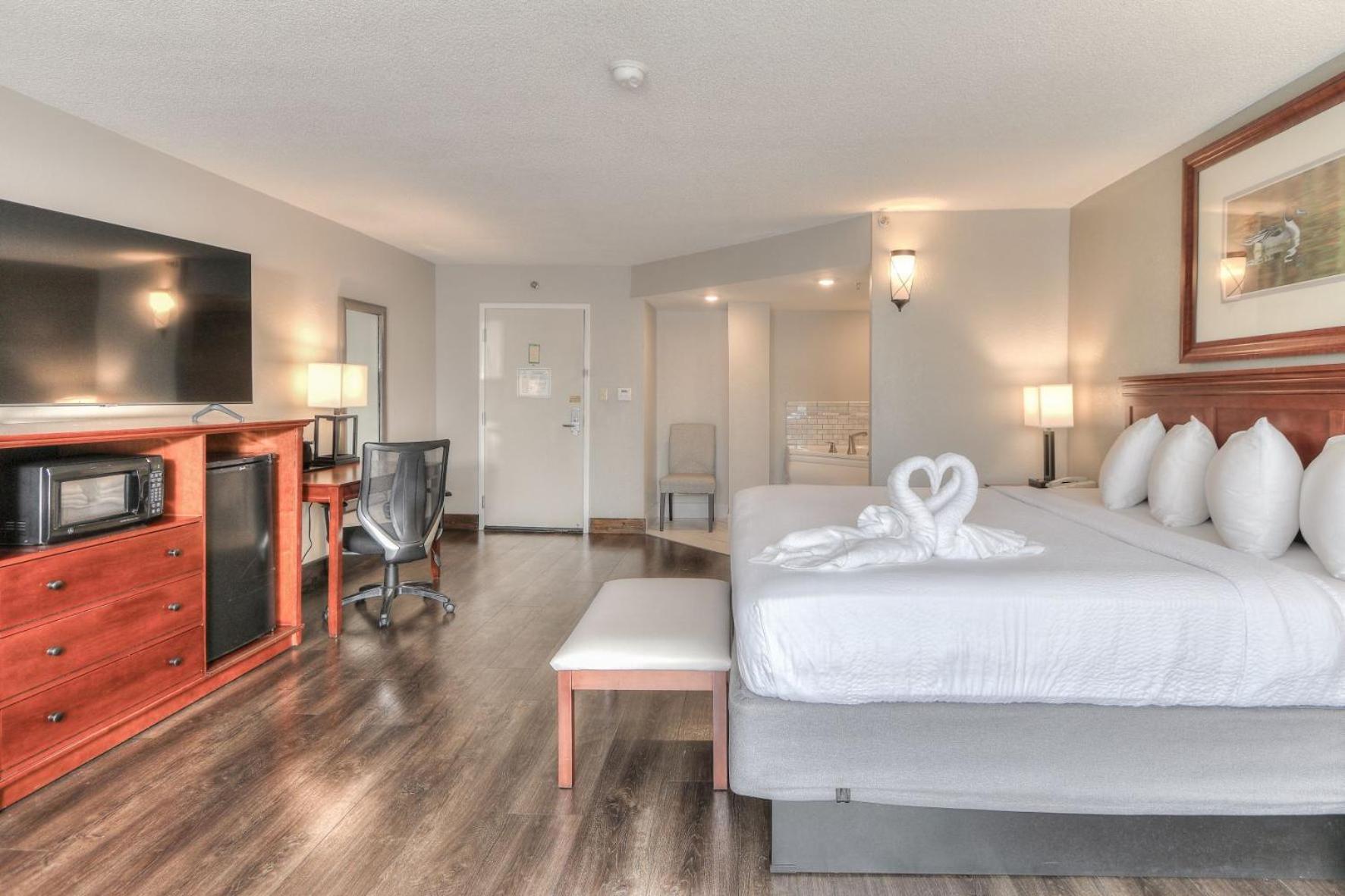 King Room Mini-Suite with Jacuzzi & Fireplace photo 2