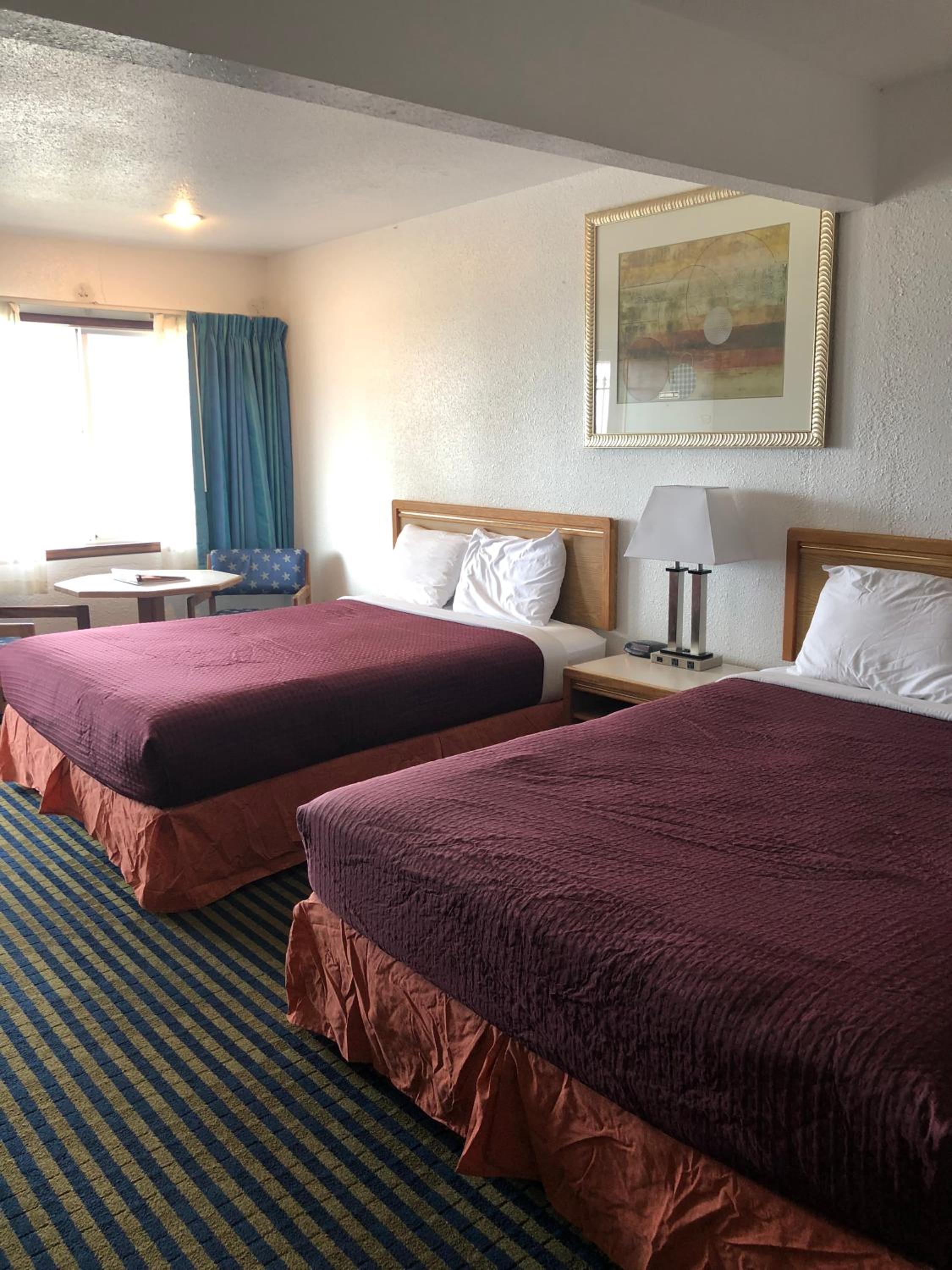 Queen Room with Two Queen Beds - Non-Smoking - Photo 2