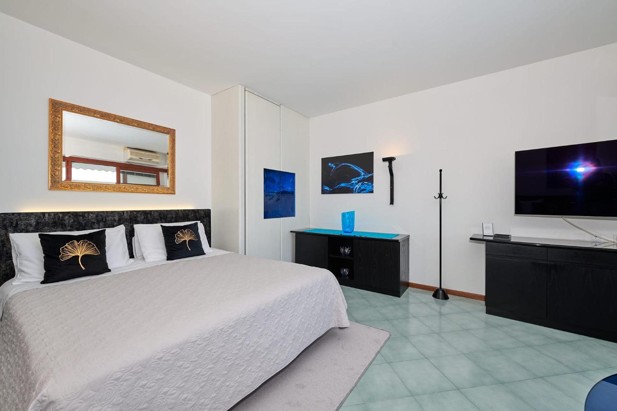 Studio Apartment with Lake View