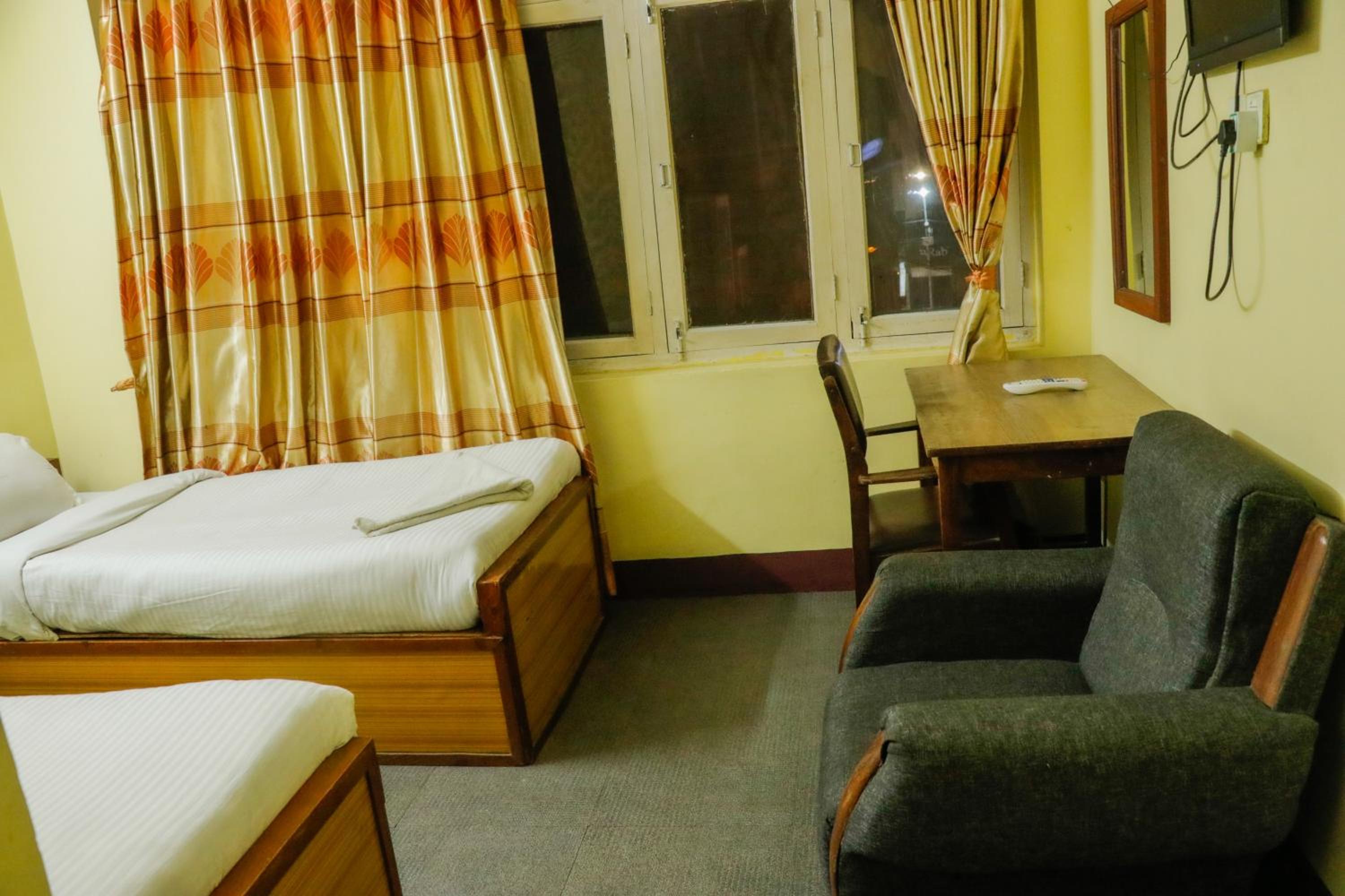 Standard Double or Twin Room - Photo 8