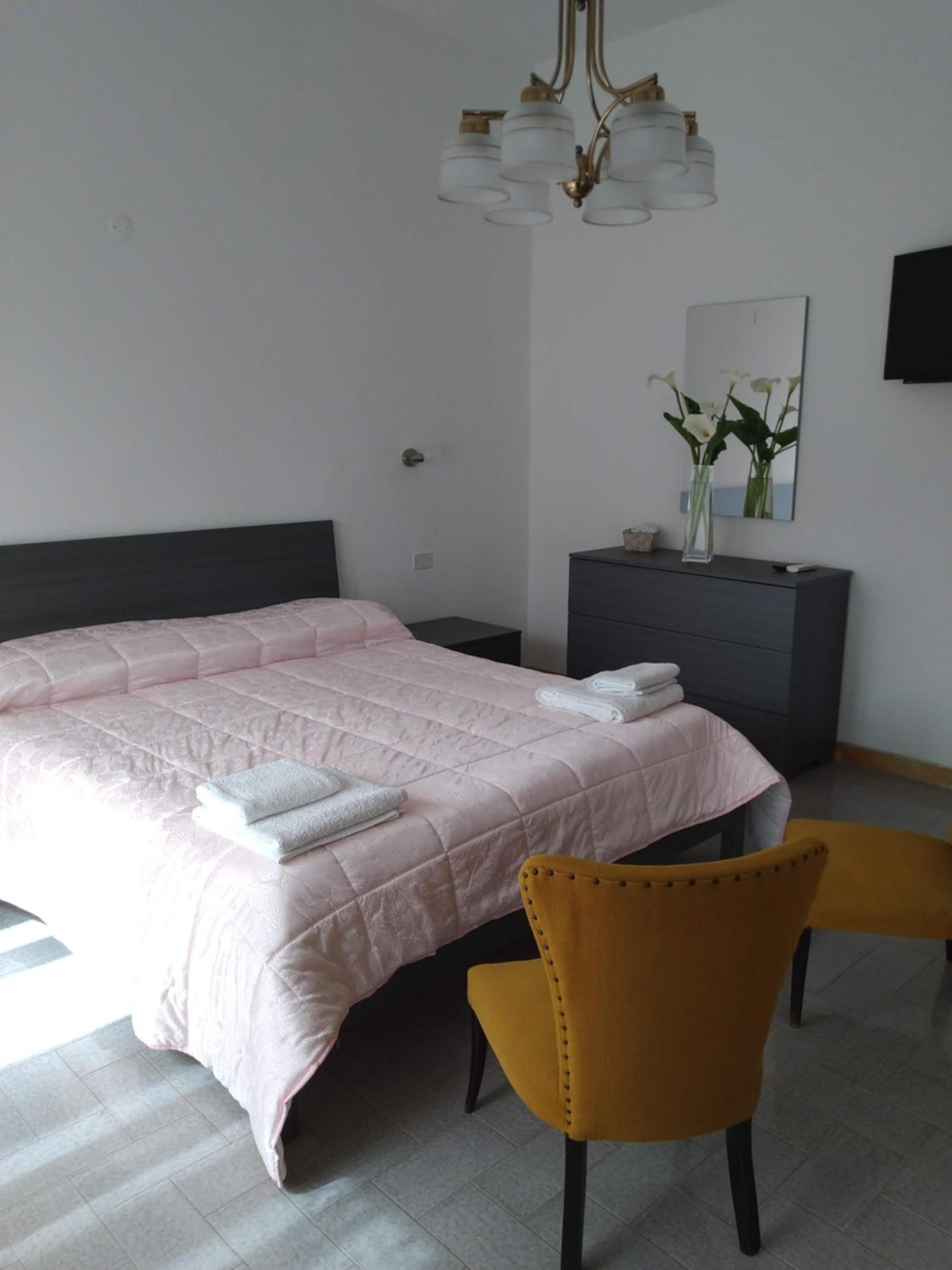 Double Room with Shared Bathroom photo 3