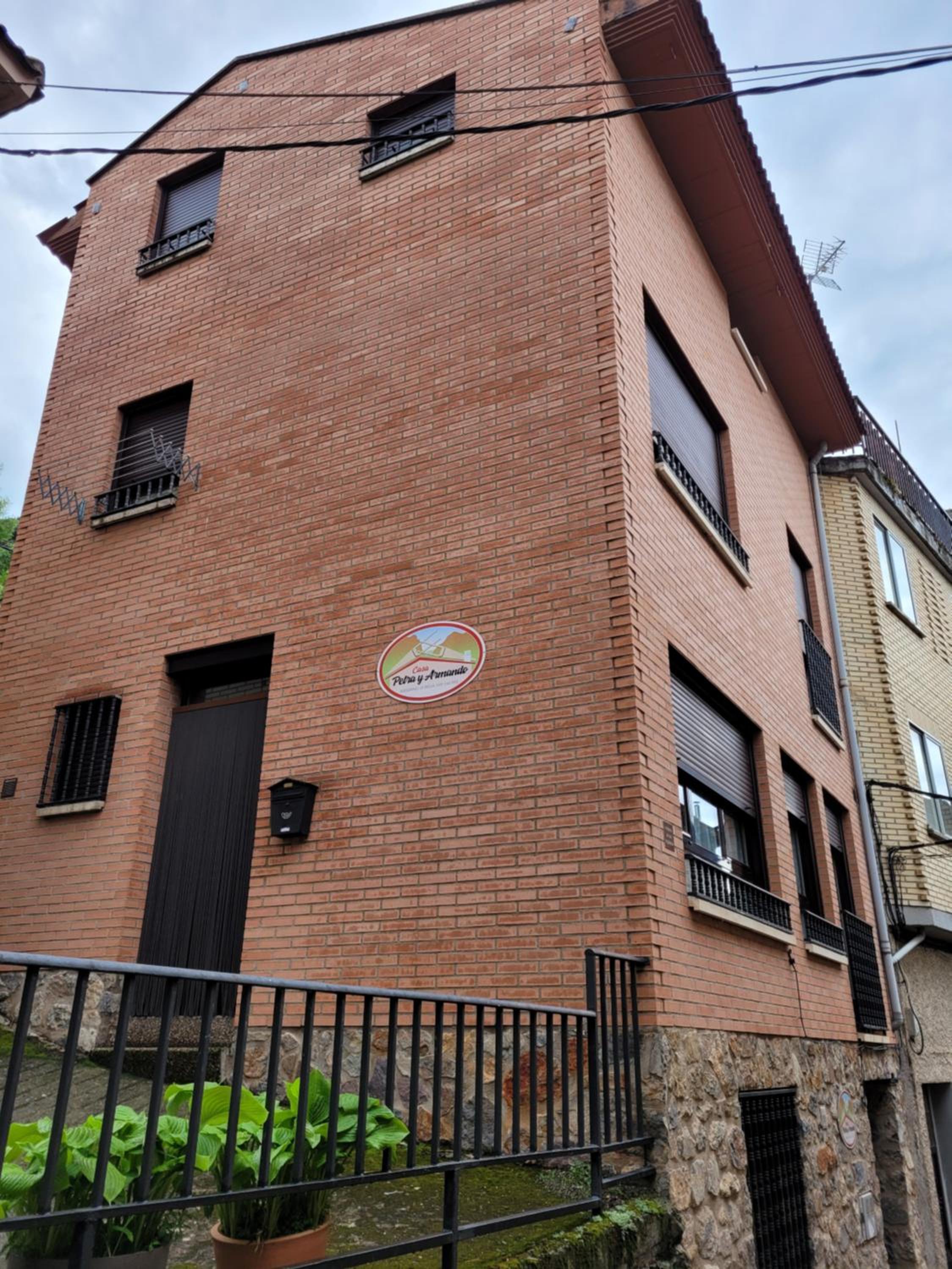Five-Bedroom House - Photo 12
