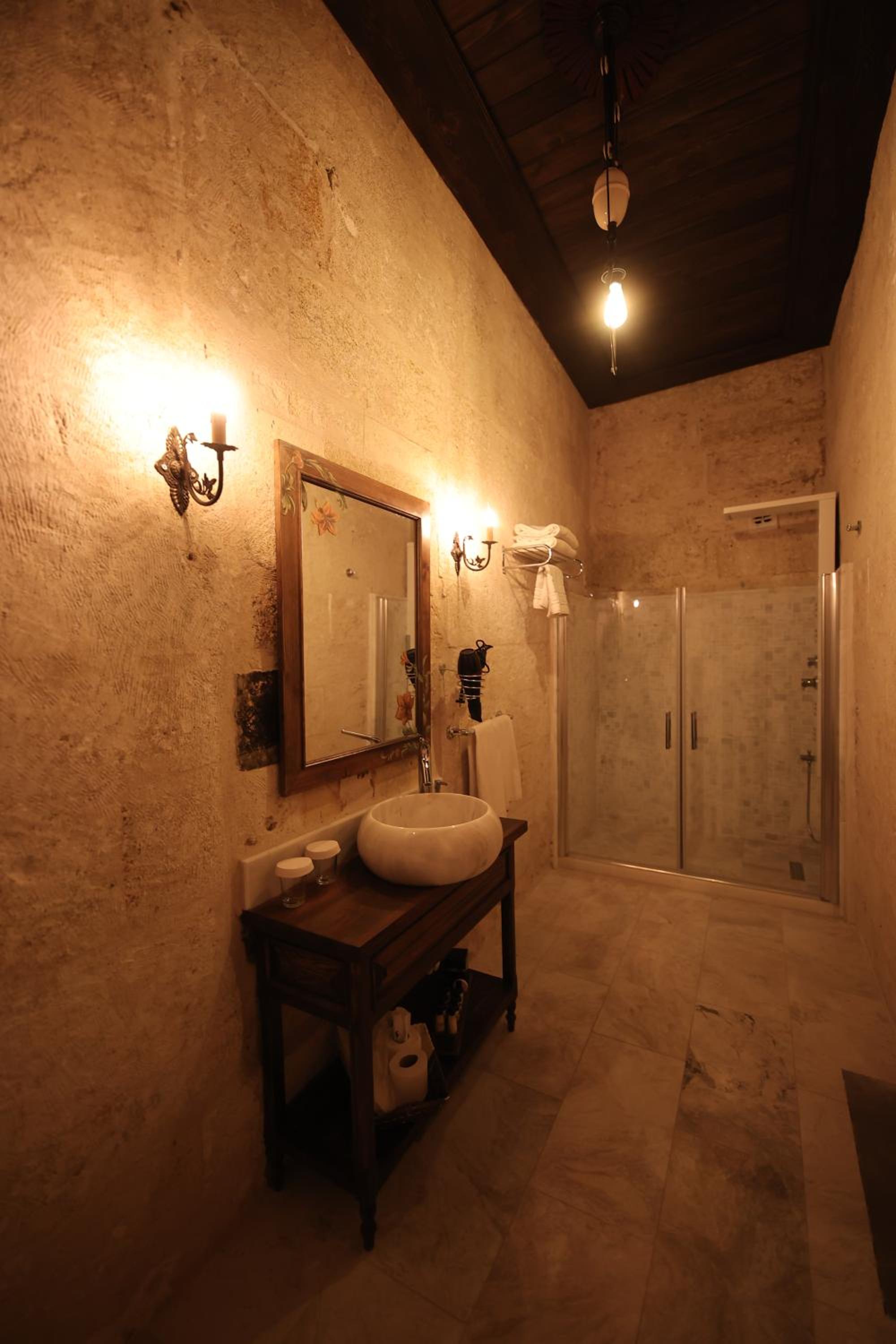 Standard Double Room - Photo 9