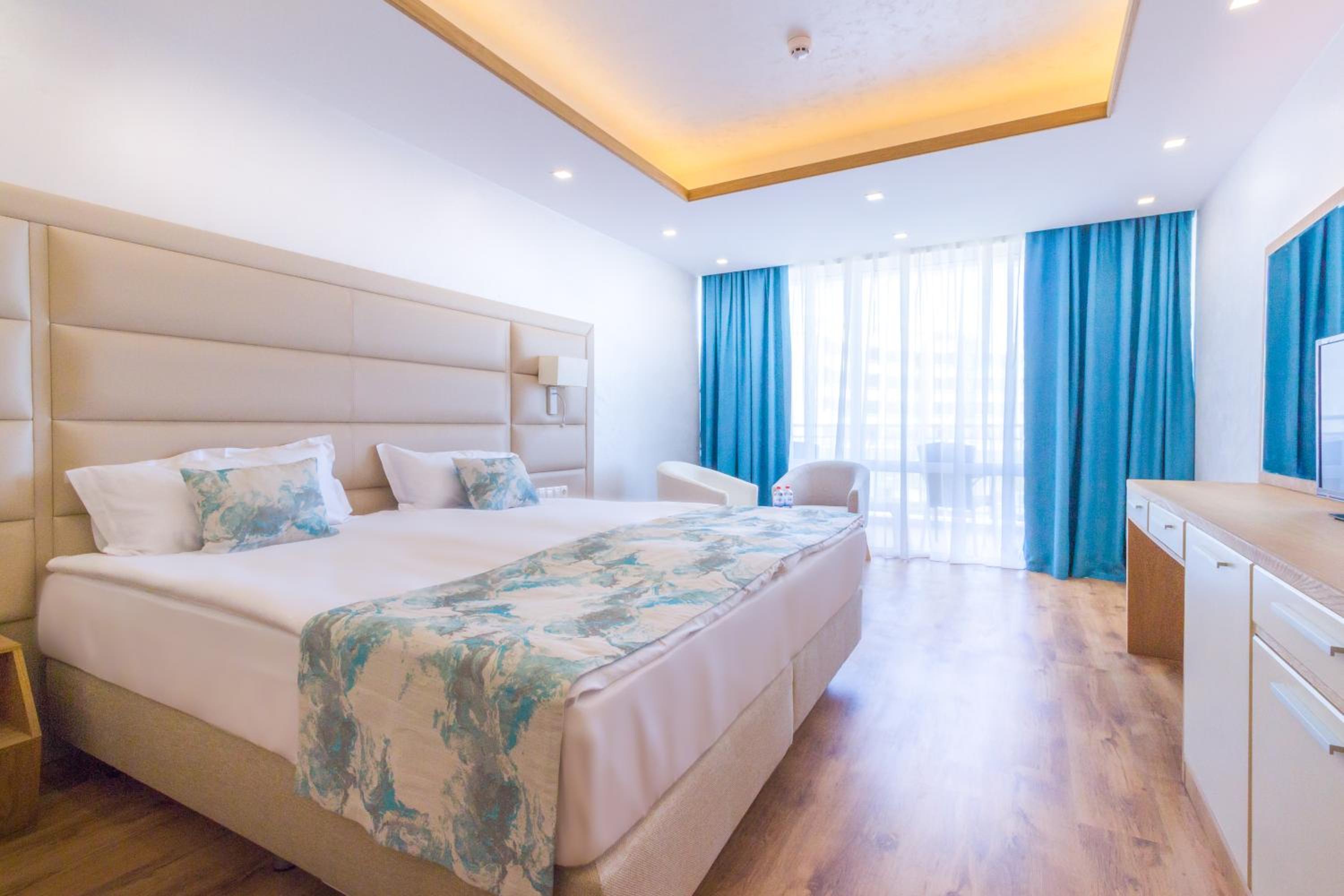 Twin Room with Balcony and Frontal Sea View - Photo 4
