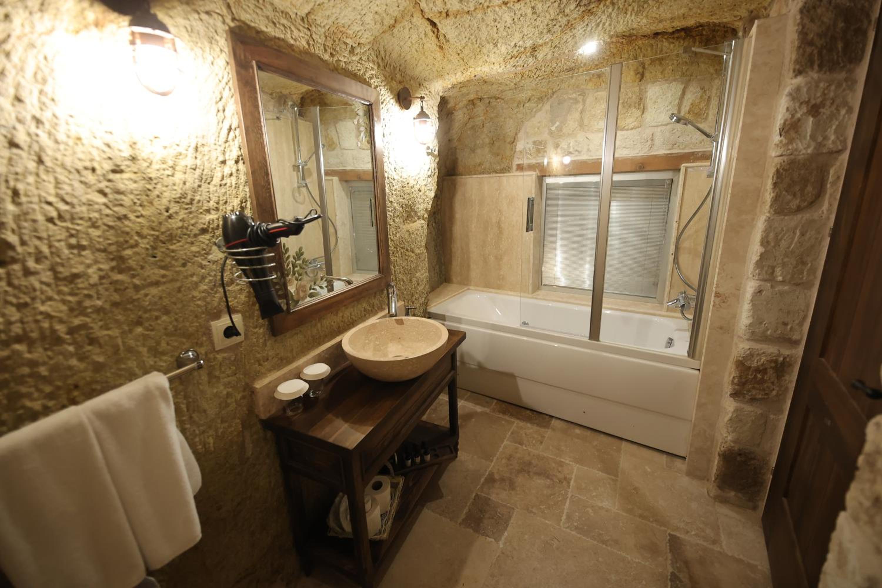 Deluxe Room - Photo 17