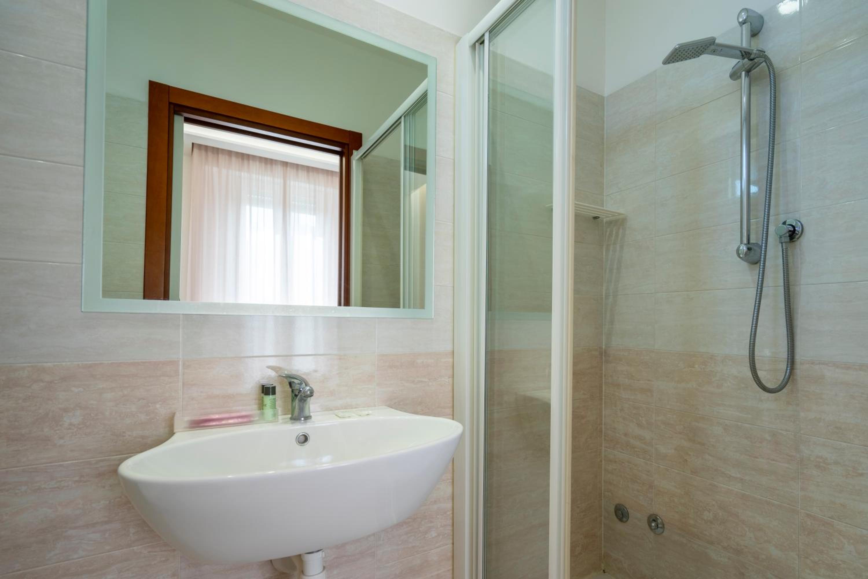 Superior Quadruple Room - Photo 8