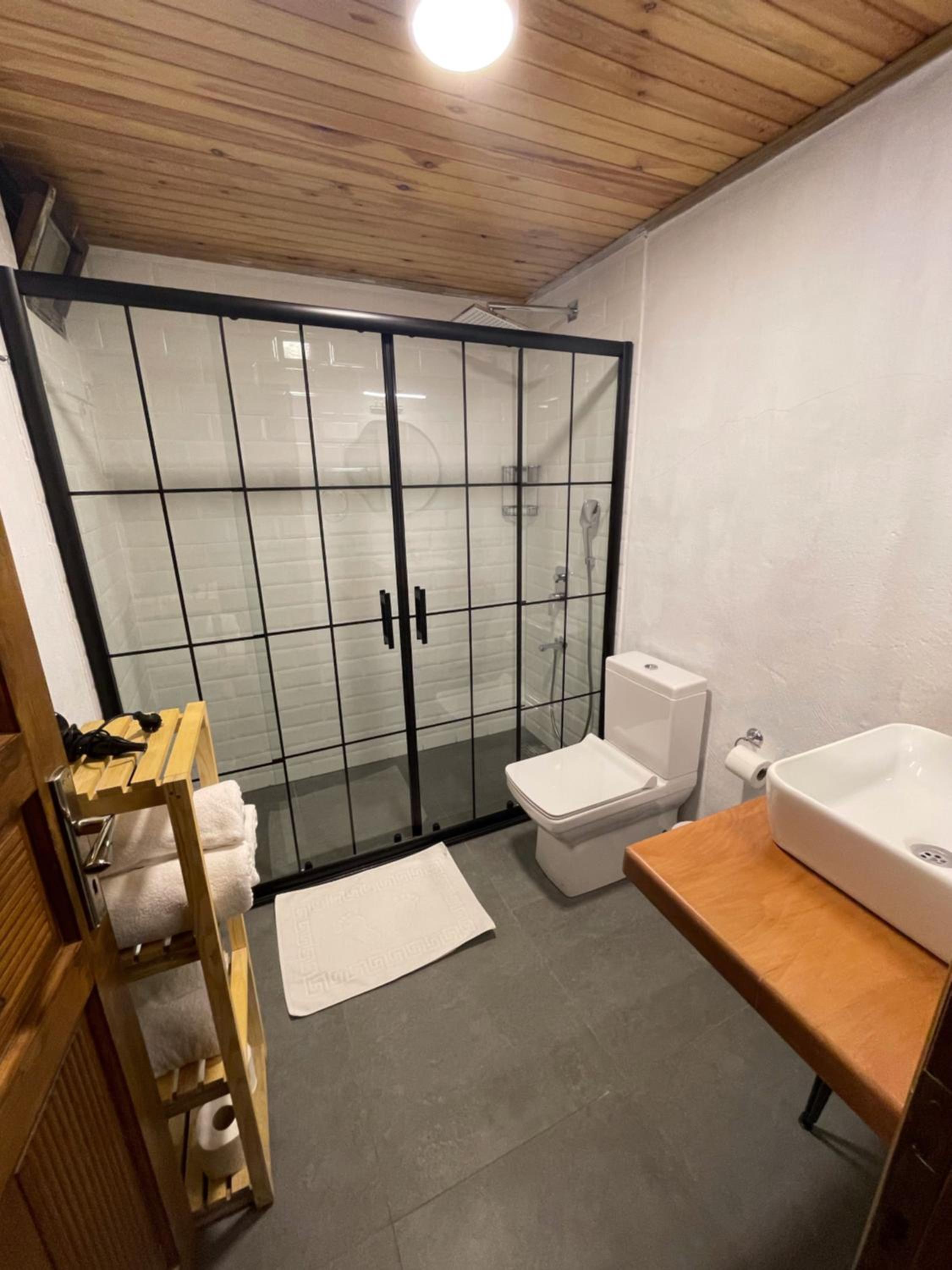 Standard Quadruple Room - Photo 11