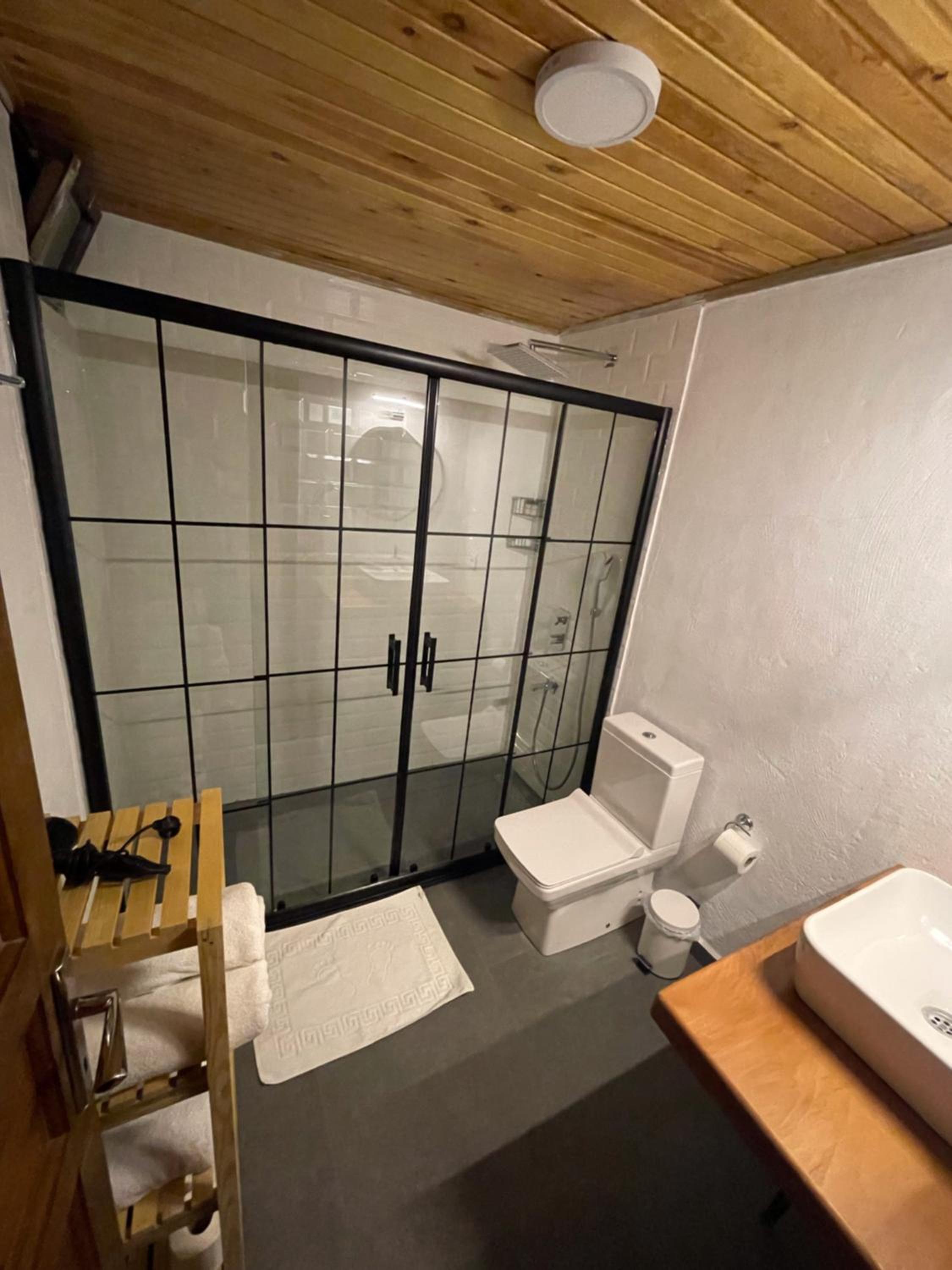 Standard Quadruple Room - Photo 10