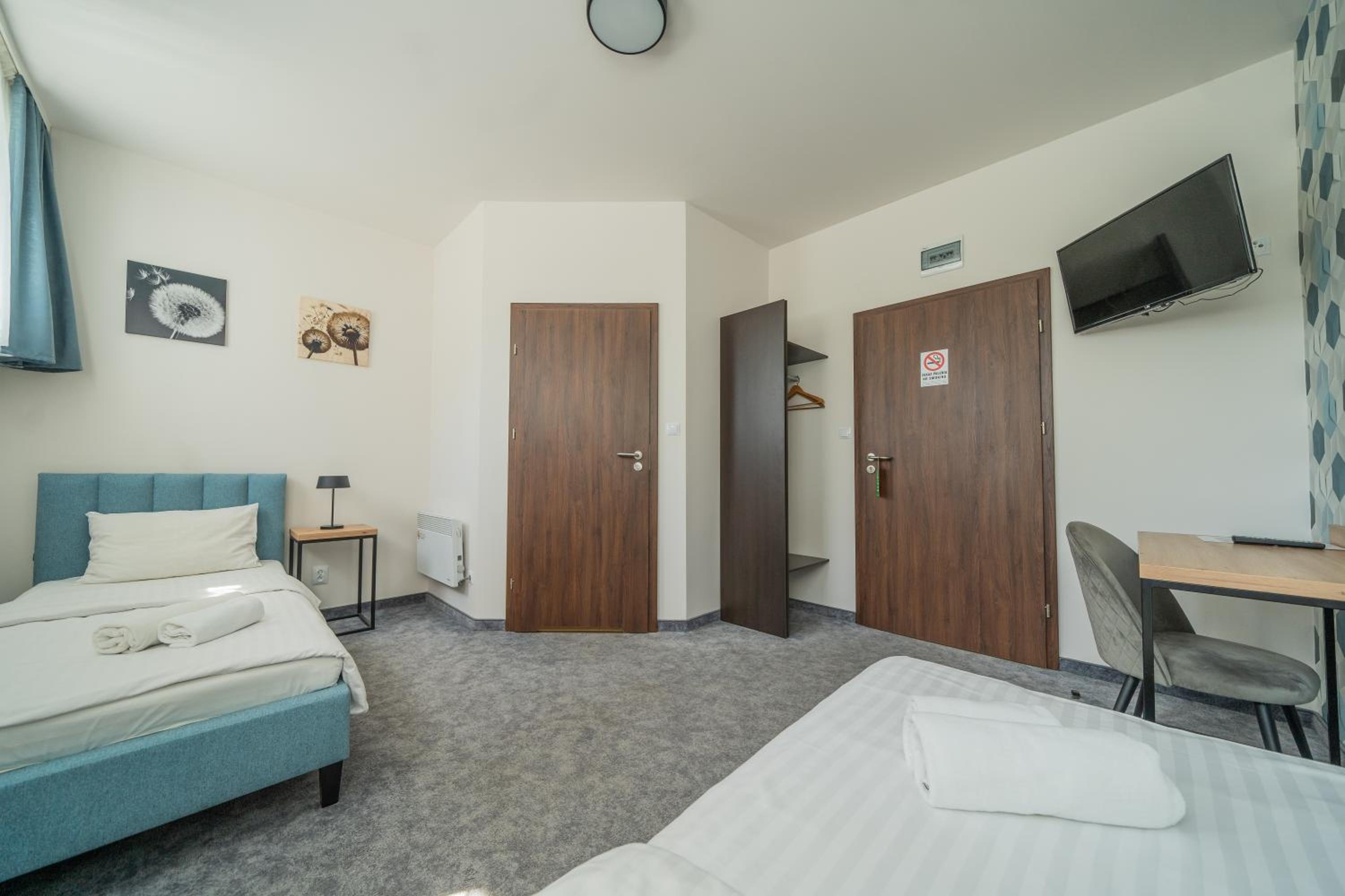Twin Room - Photo 2