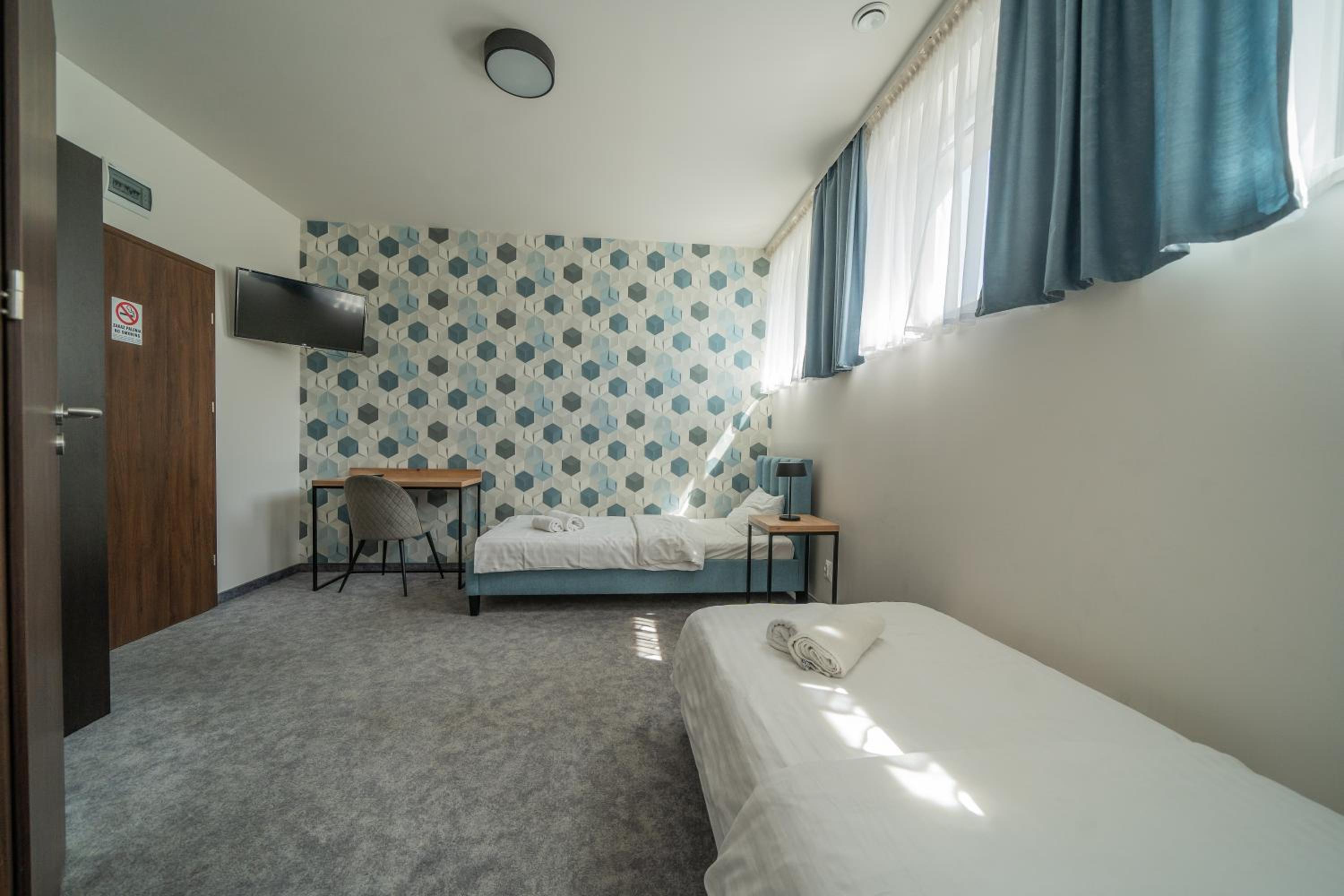 Twin Room - Photo 3