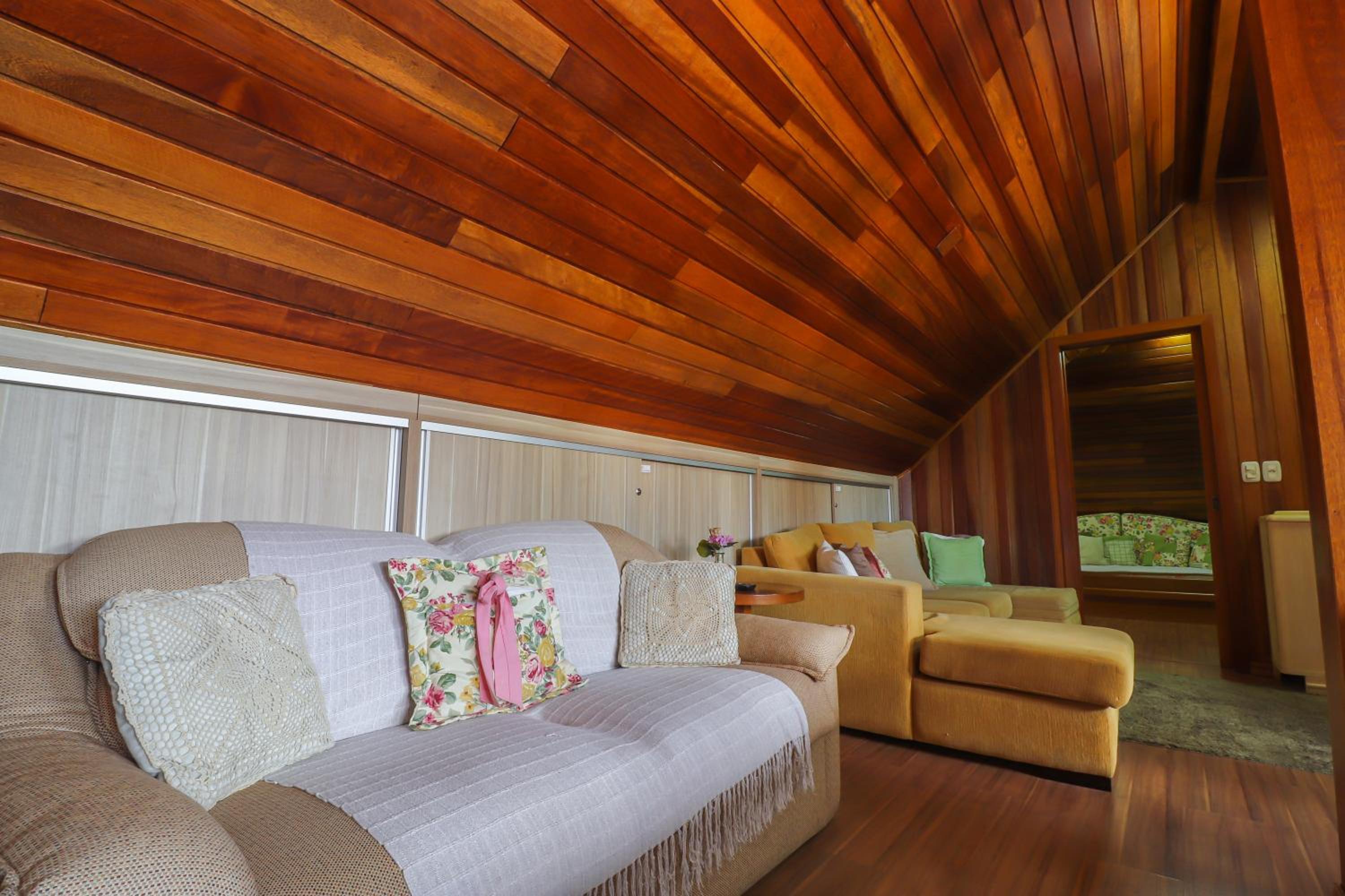 Superior Family Room photo 2