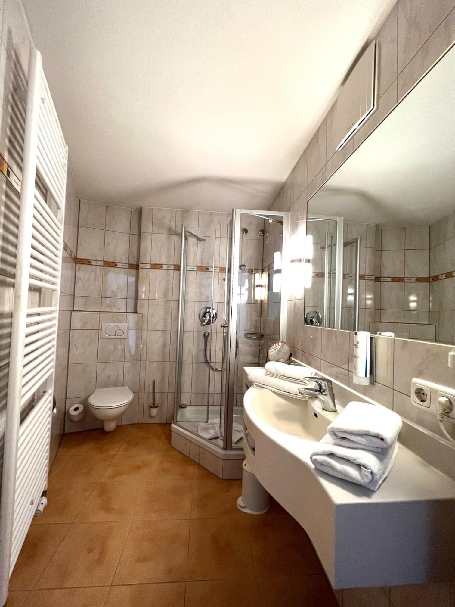 Comfort Double Room with Lake View - Photo 11