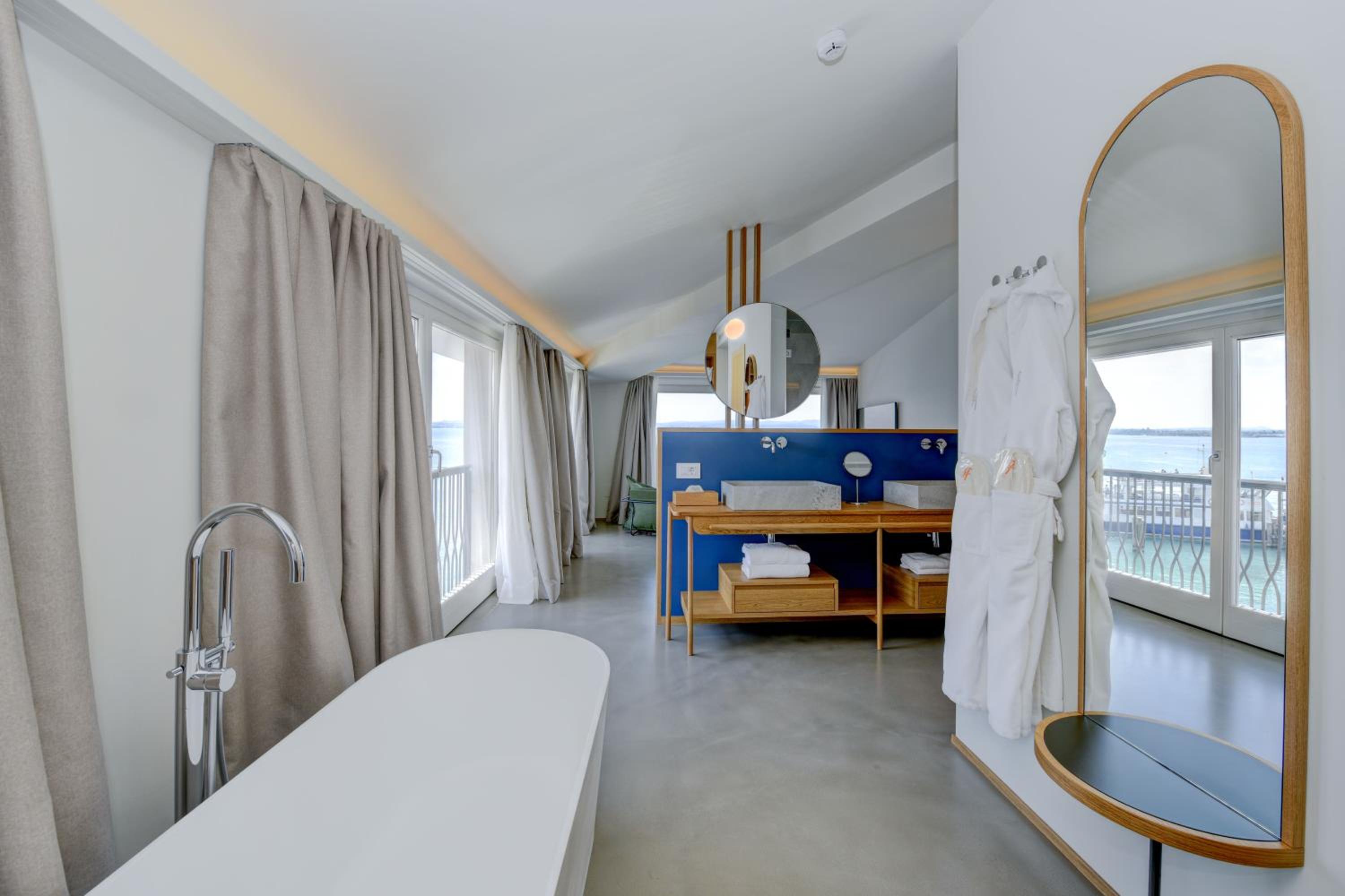 Junior Suite with Lake View photo 3