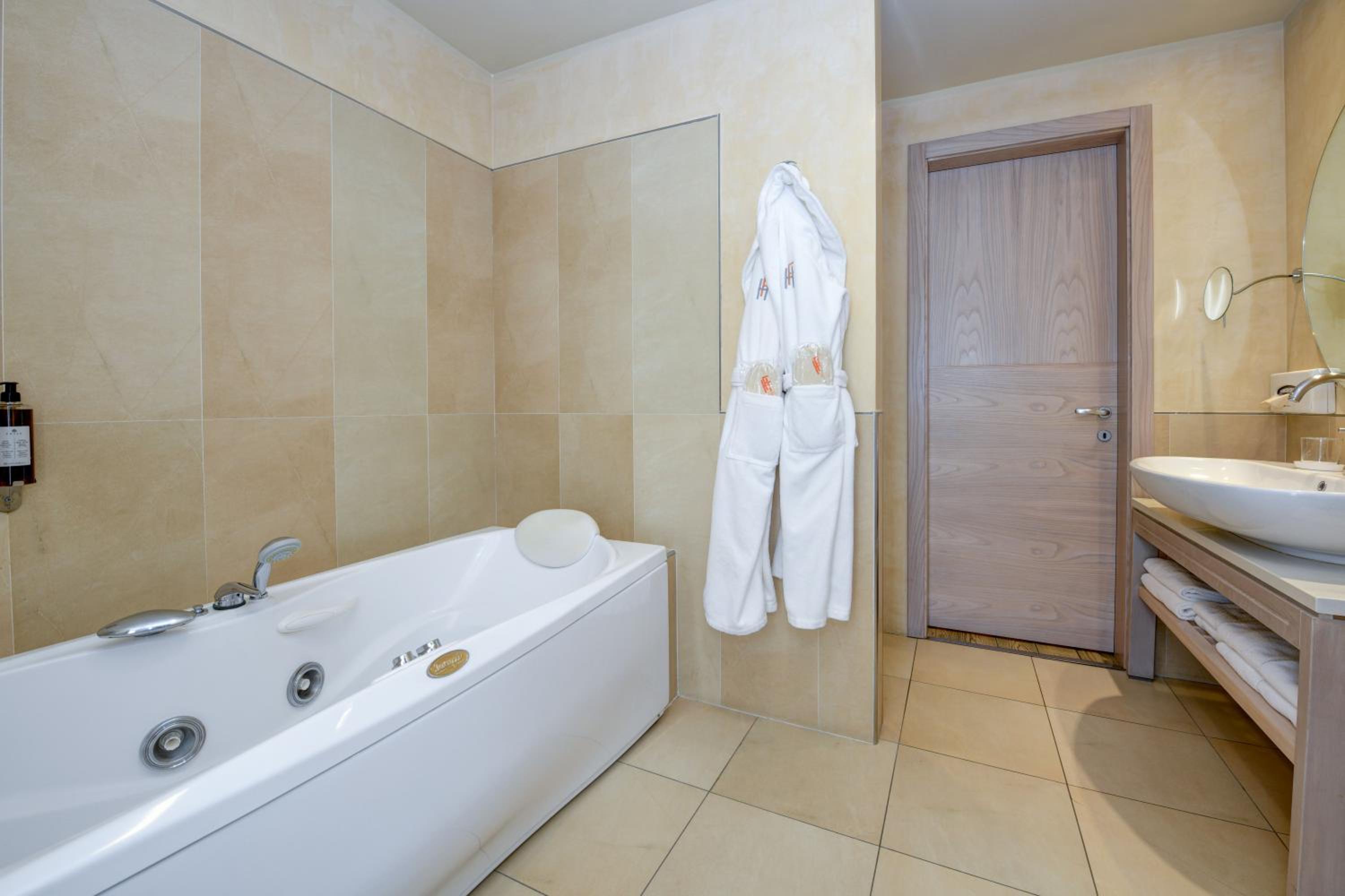 Quadruple Room - Photo 17