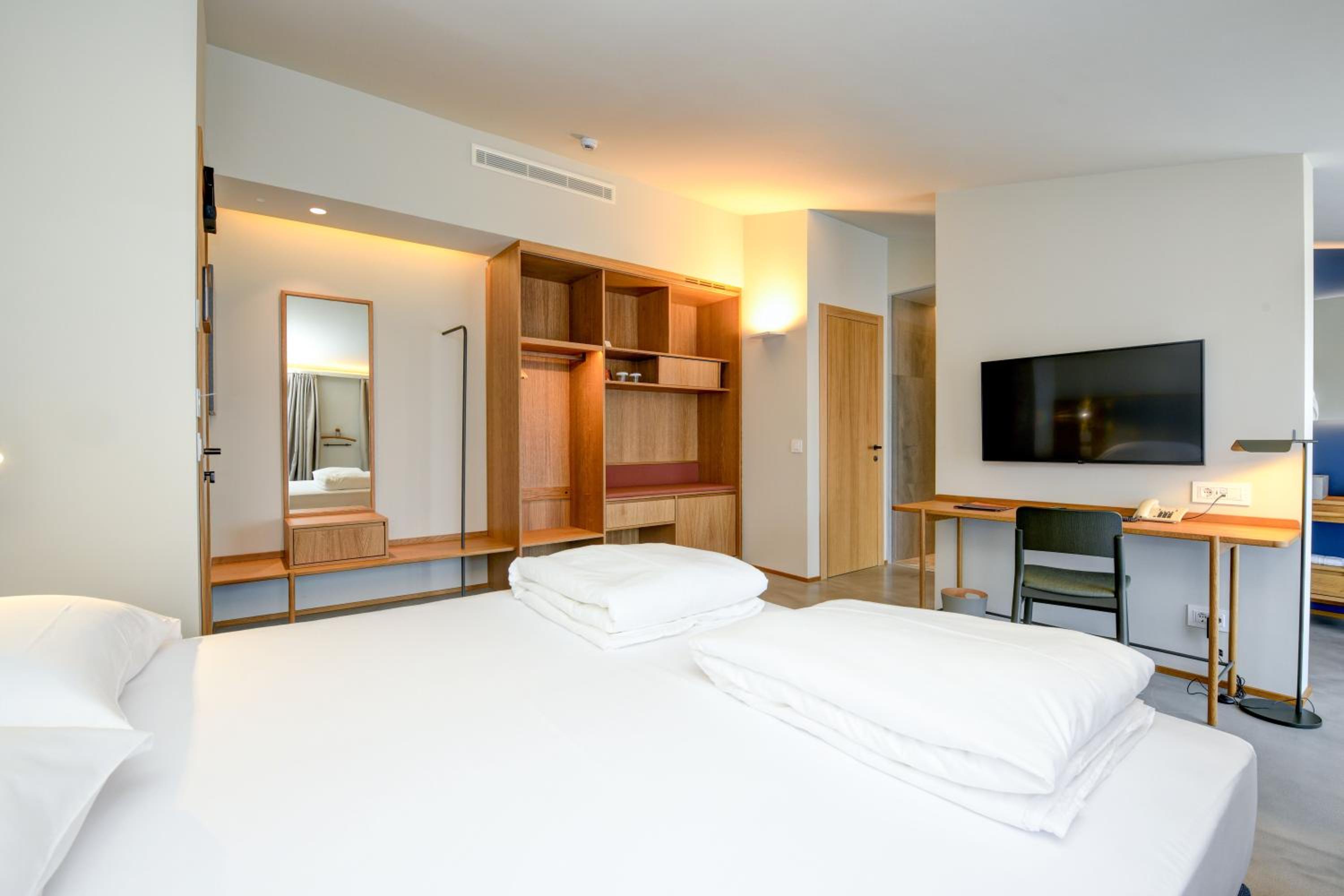 Superior Double Room with Lateral Lake View - Photo 4
