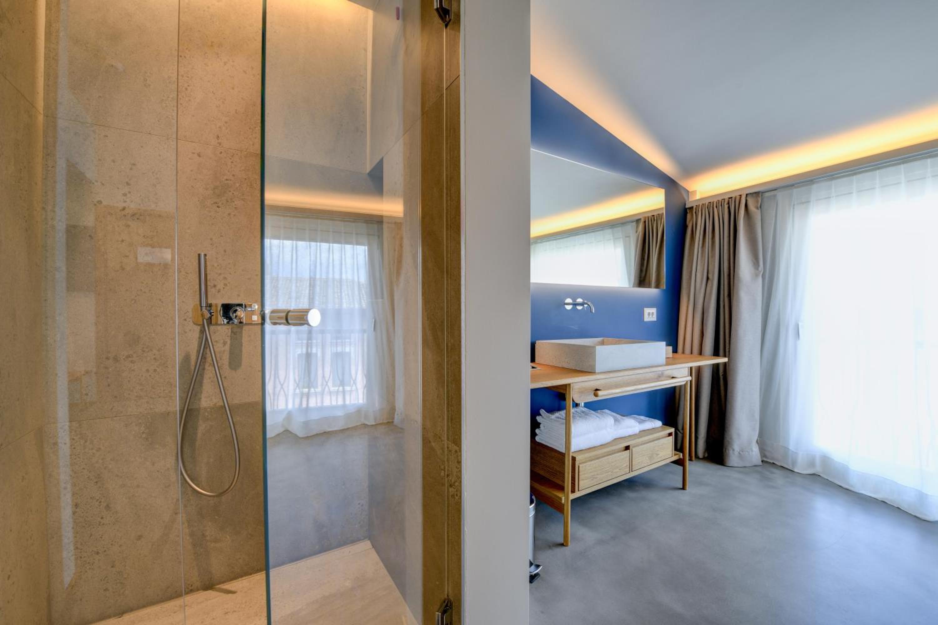 Superior Double Room with Lateral Lake View - Photo 3