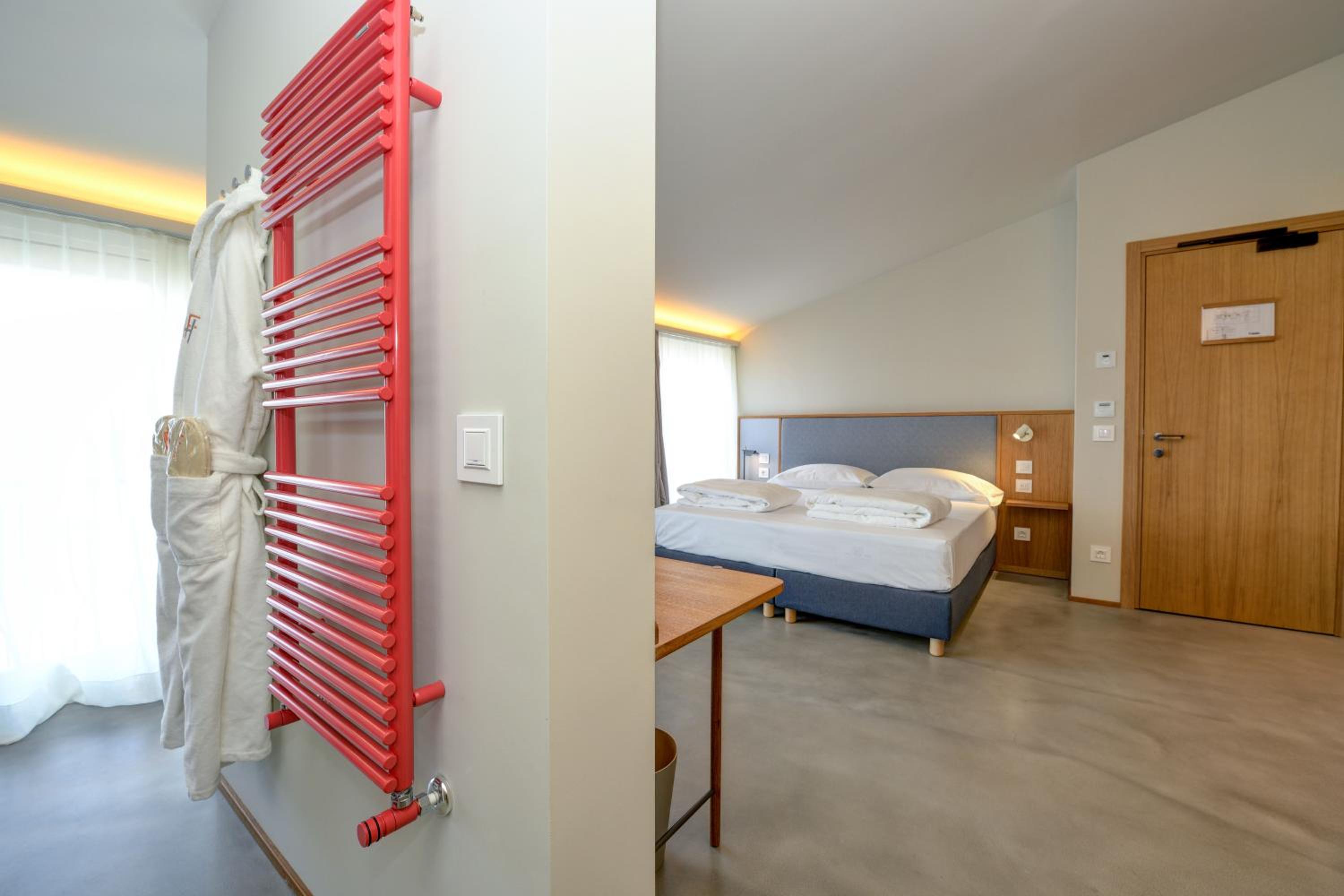 Superior Double Room with Lateral Lake View - Photo 2