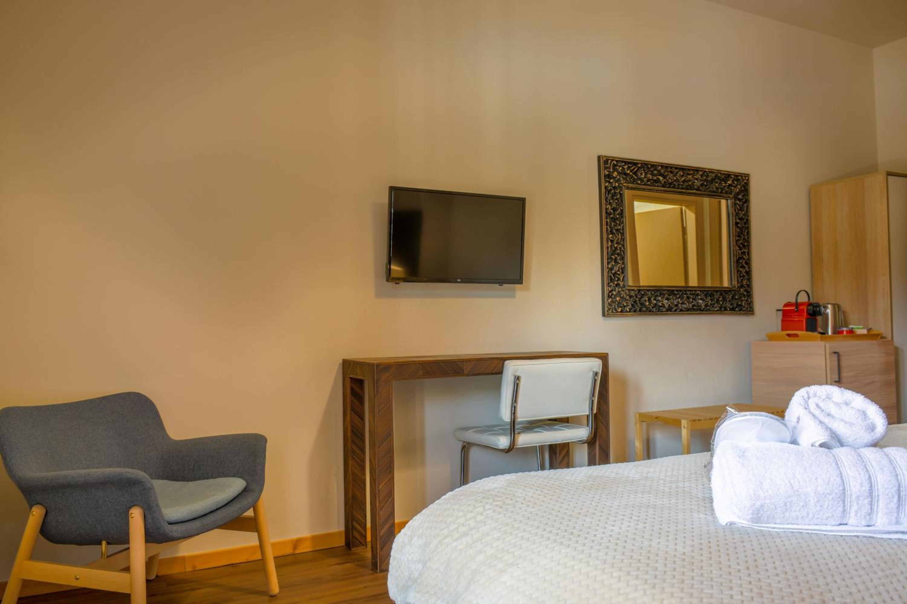 Superior Double Room with Pool View - Photo 4