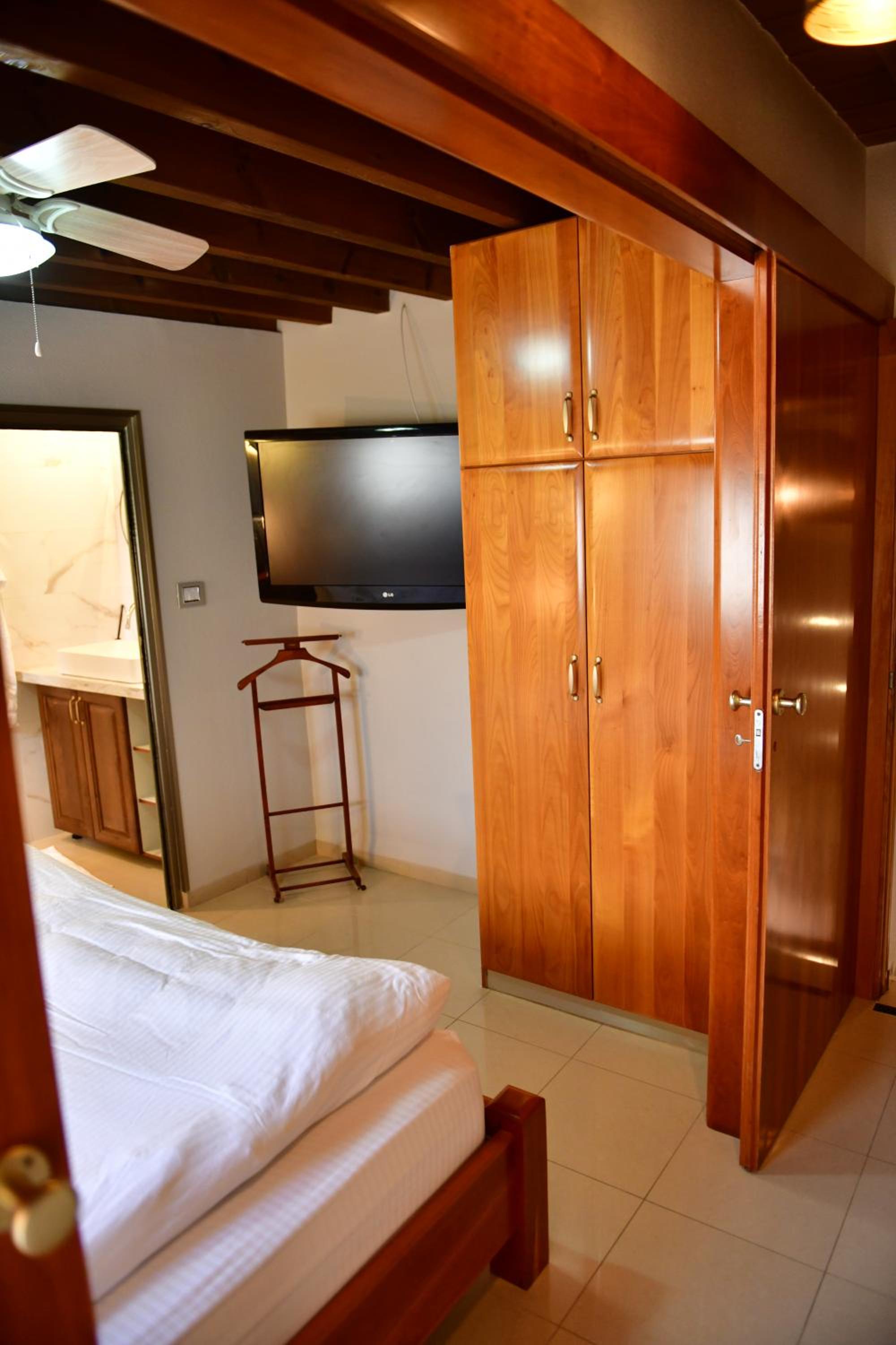 Deluxe Suite with Sea View - Photo 10