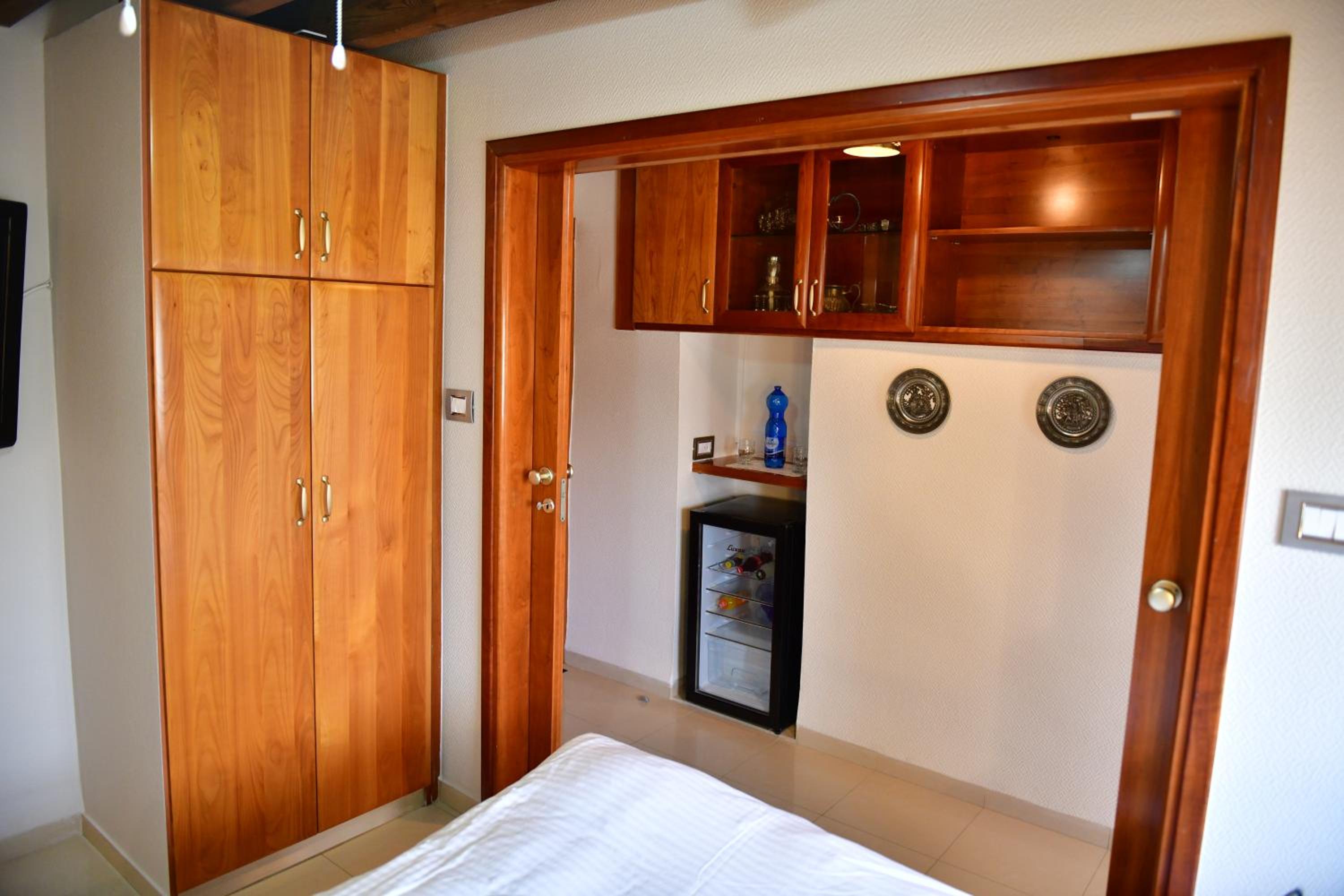 Deluxe Suite with Sea View - Photo 9