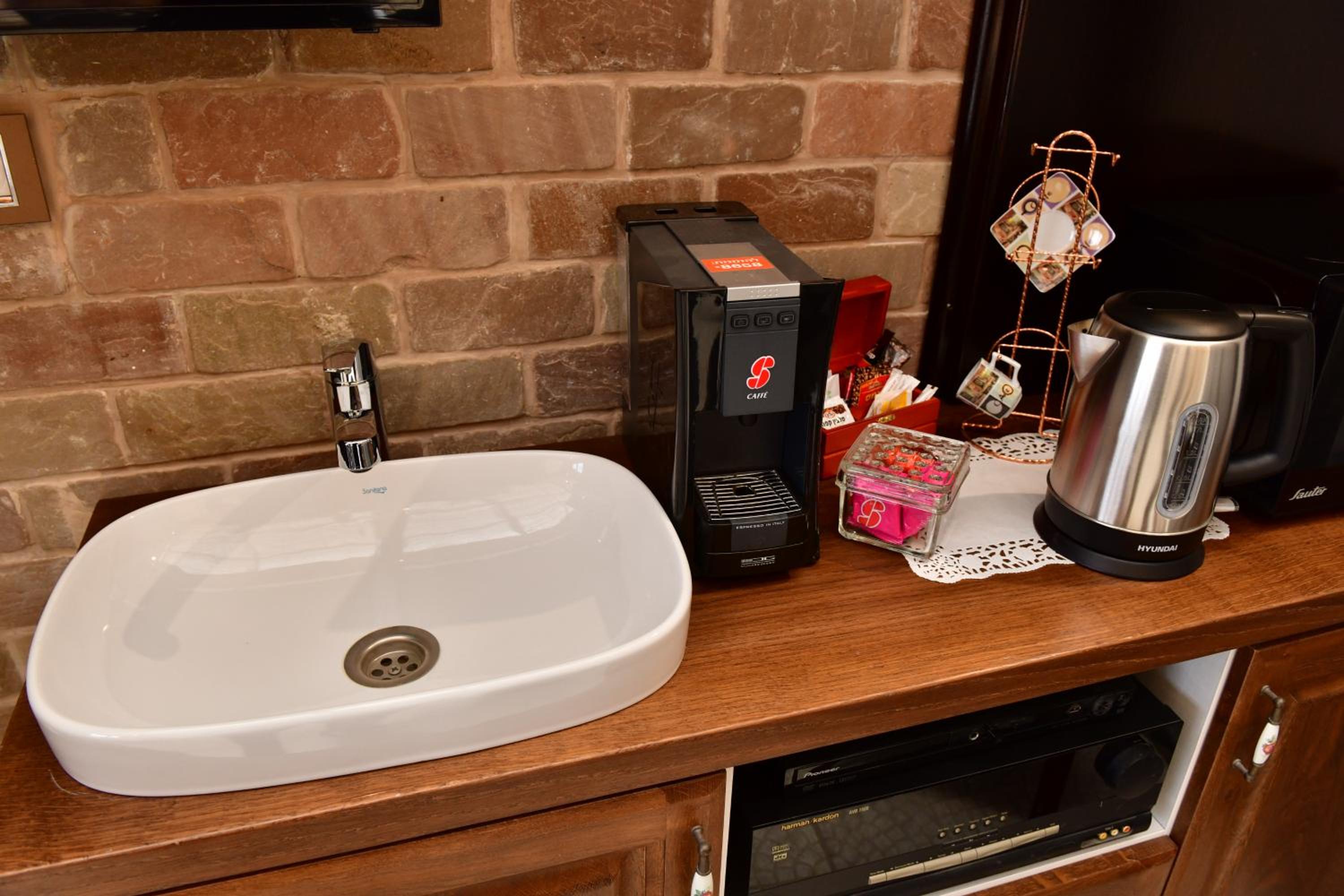 Deluxe Suite with Sea View - Photo 18