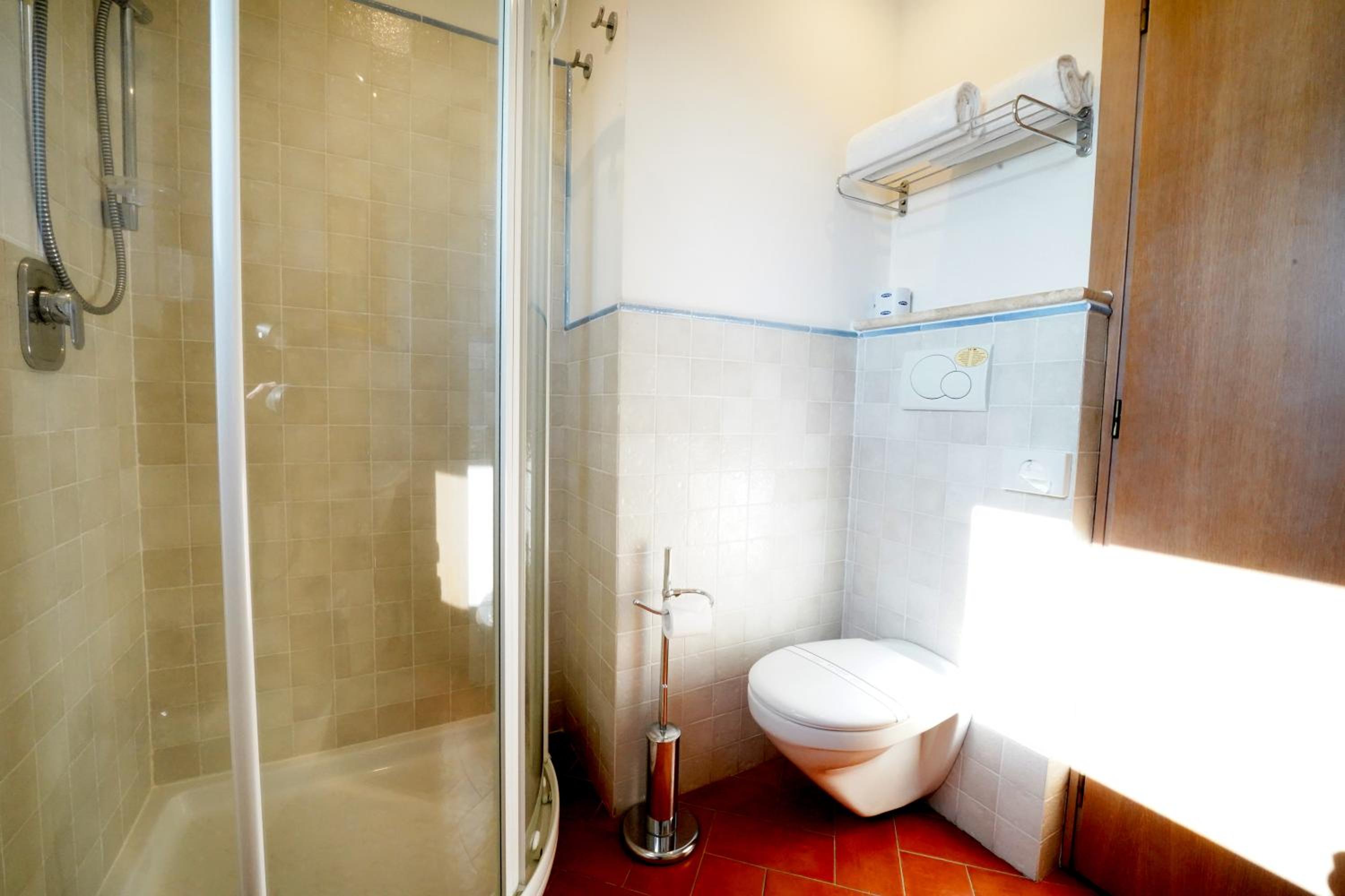 Standard Double Room - Photo 15
