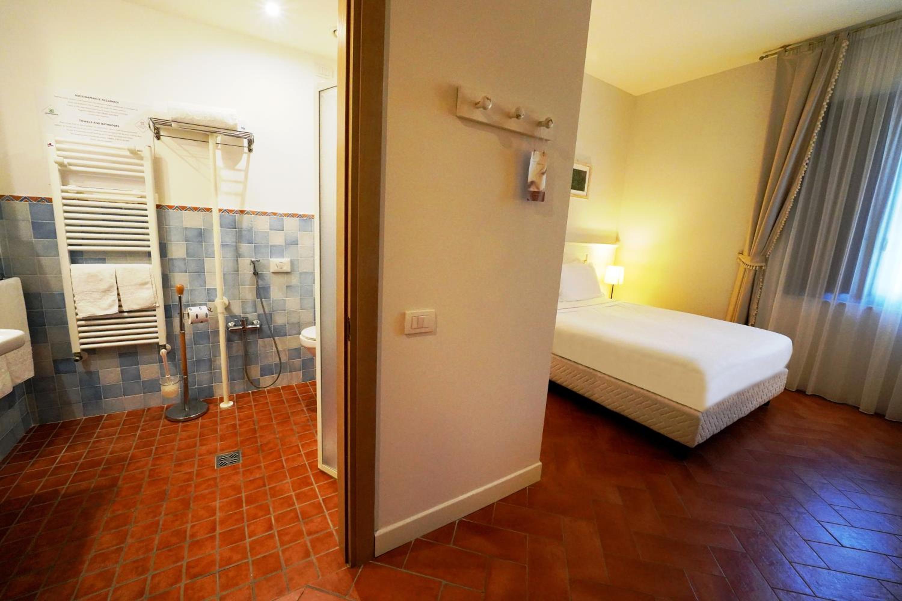 Standard Double Room - Photo 17