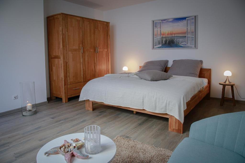 One-Bedroom Apartment - Photo 2