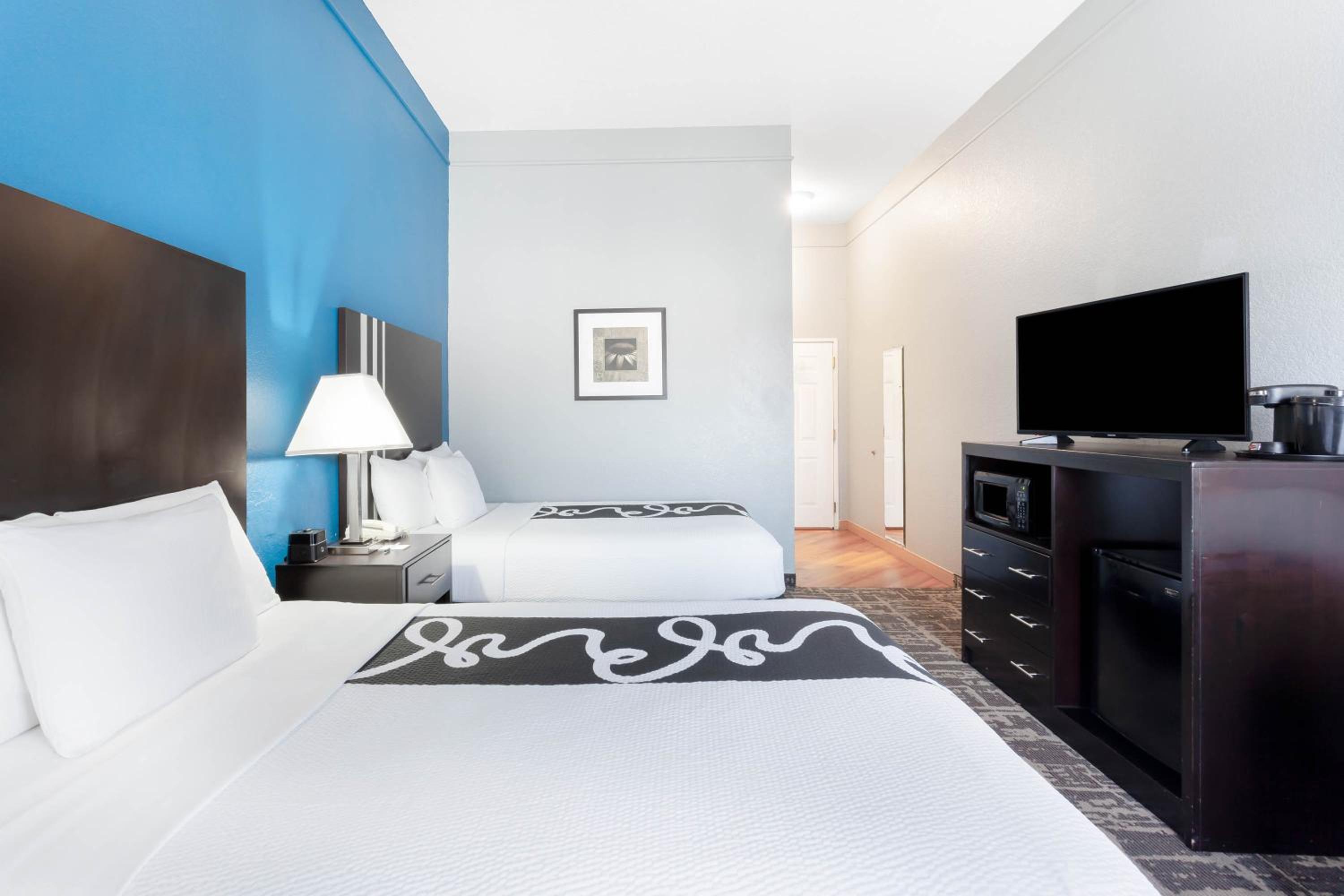 Deluxe Double Room with Two Double Beds - Photo 6