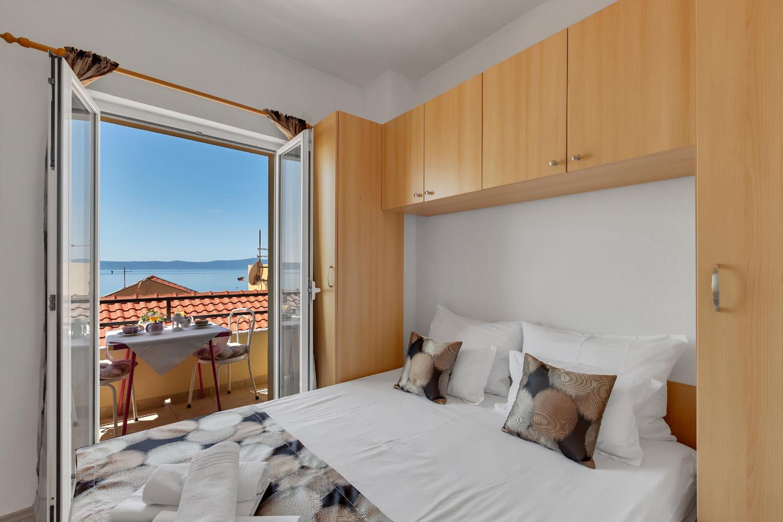 One-Bedroom Apartment with Balcony and Sea View (2 + 2)