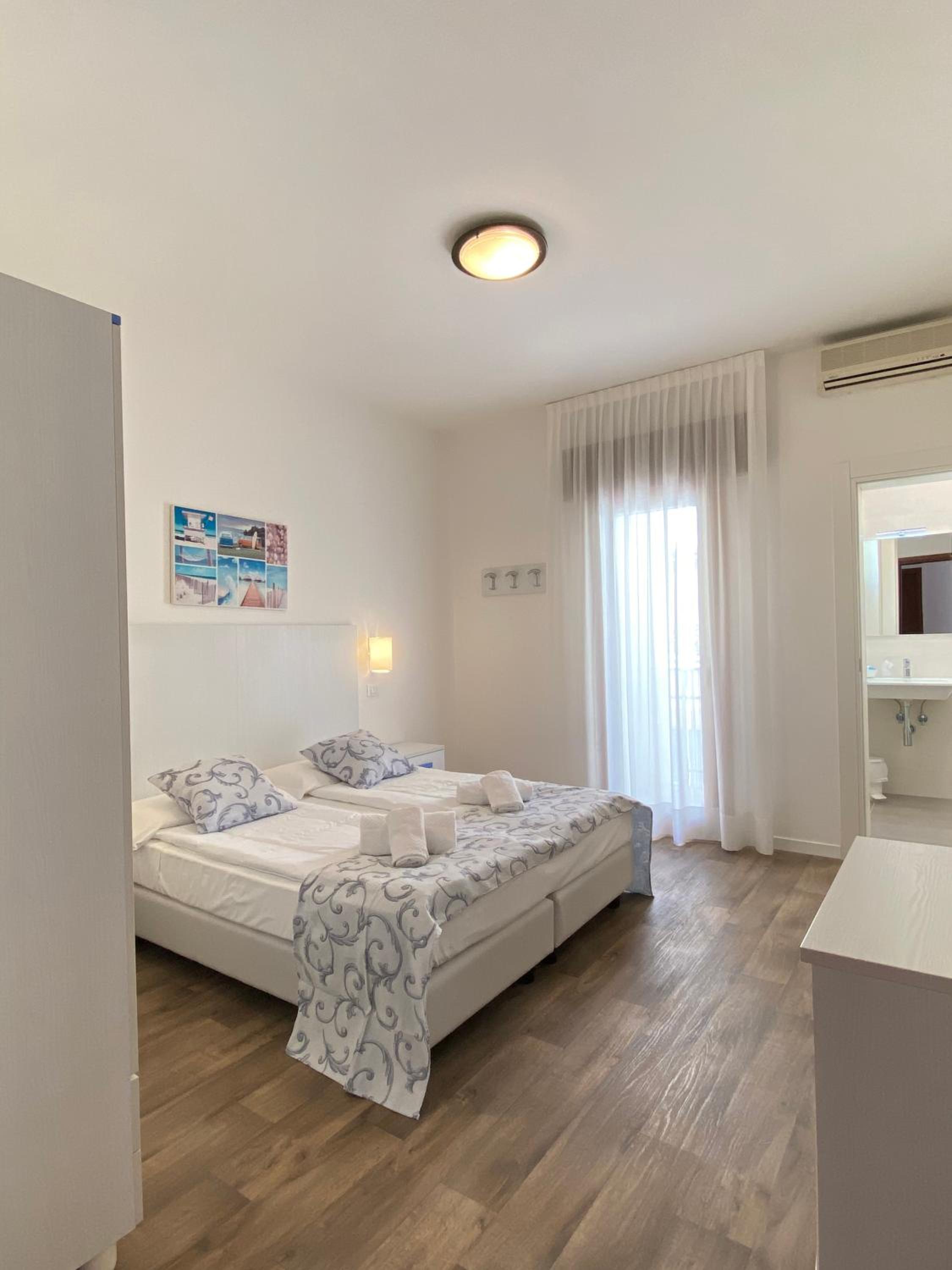 Double Room with Balcony and Partial Sea View photo 1